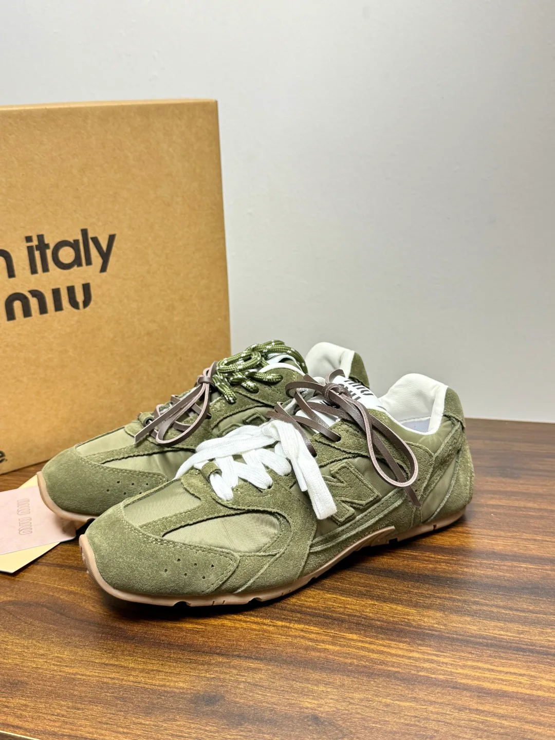 Кроссовки Женские Miu Miu 18943120