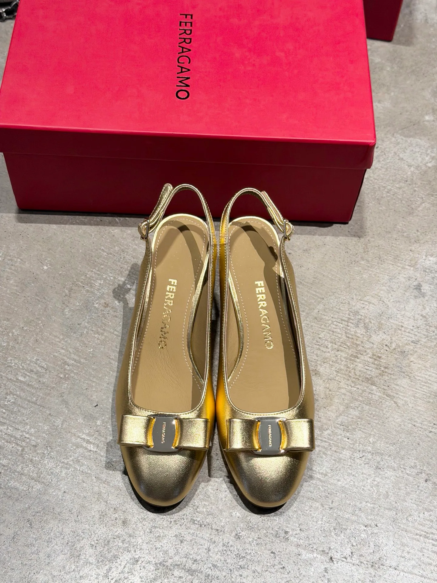 Туфли Женские Salvatore Ferragamo 17642598