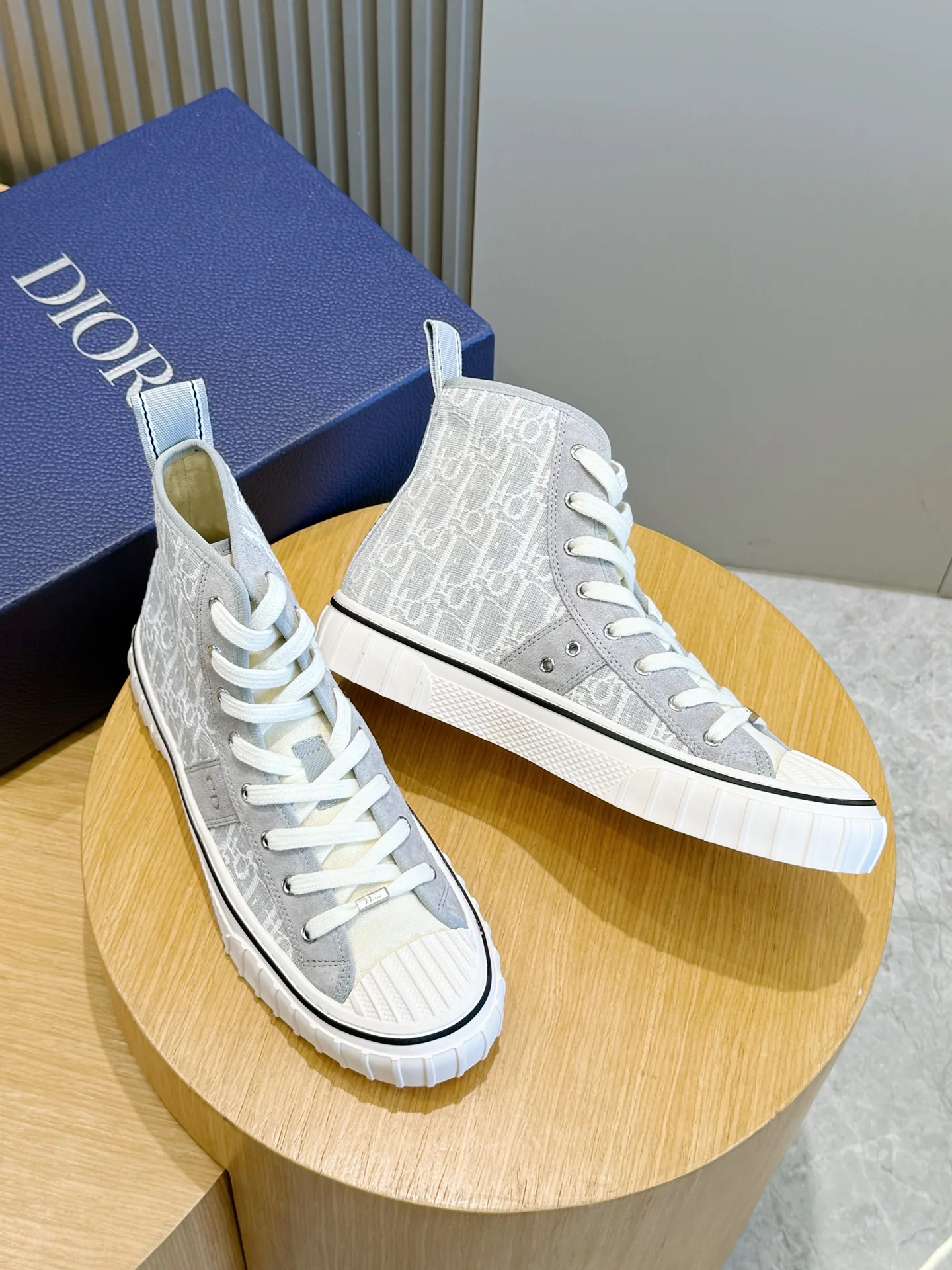 Кроссовки Женские Christian Dior 18101575