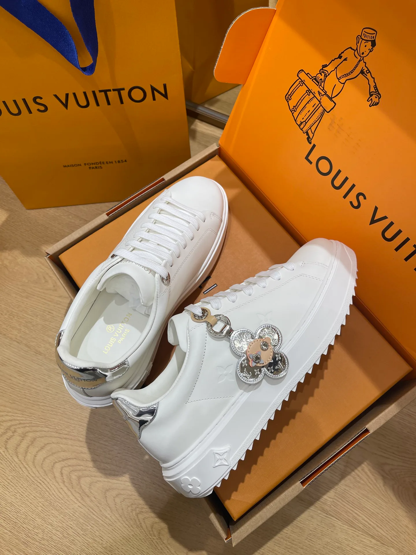 Кроссовки Женские Louis Vuitton 18080228
