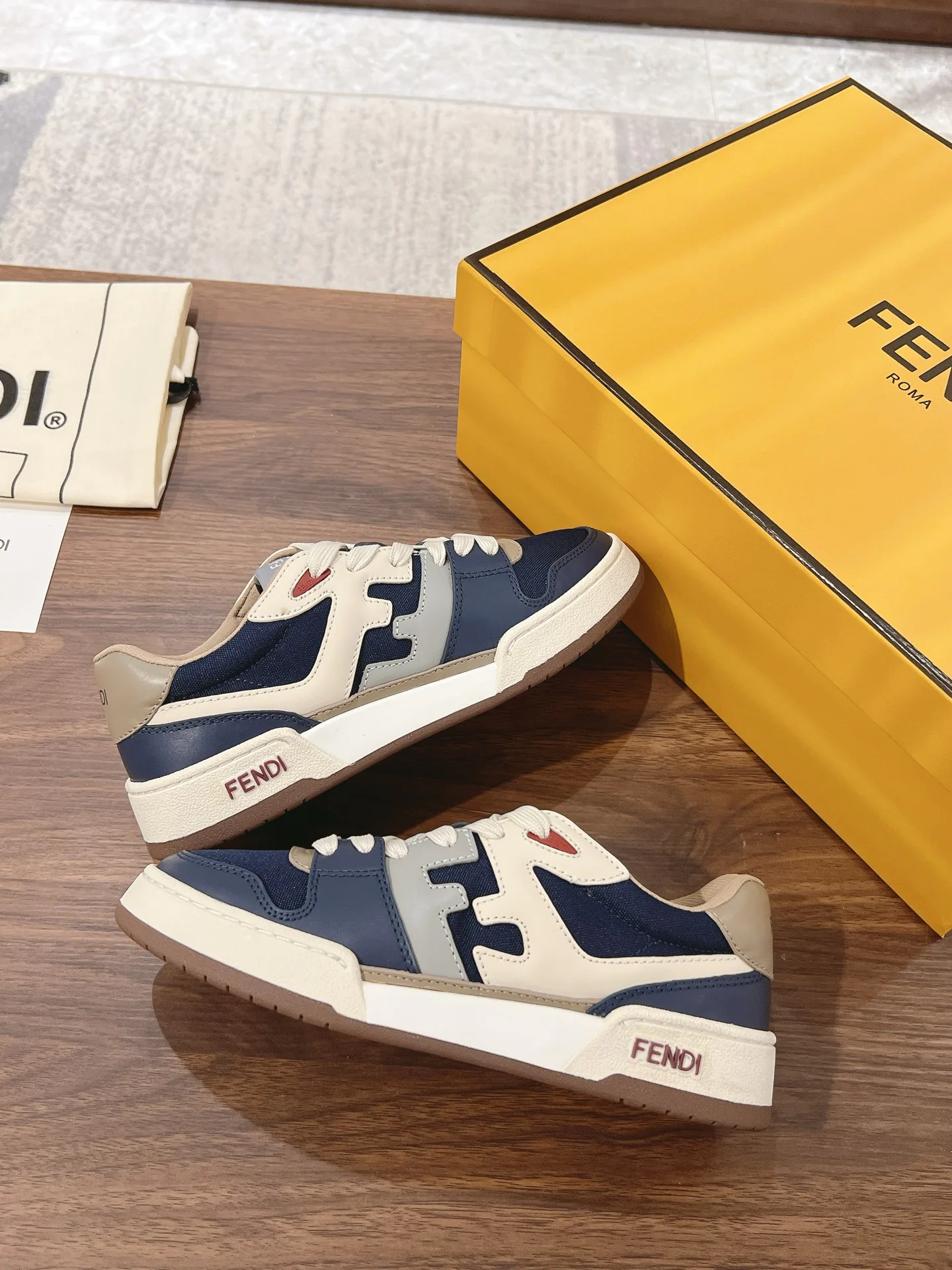 Кроссовки Женские Fendi 18219546