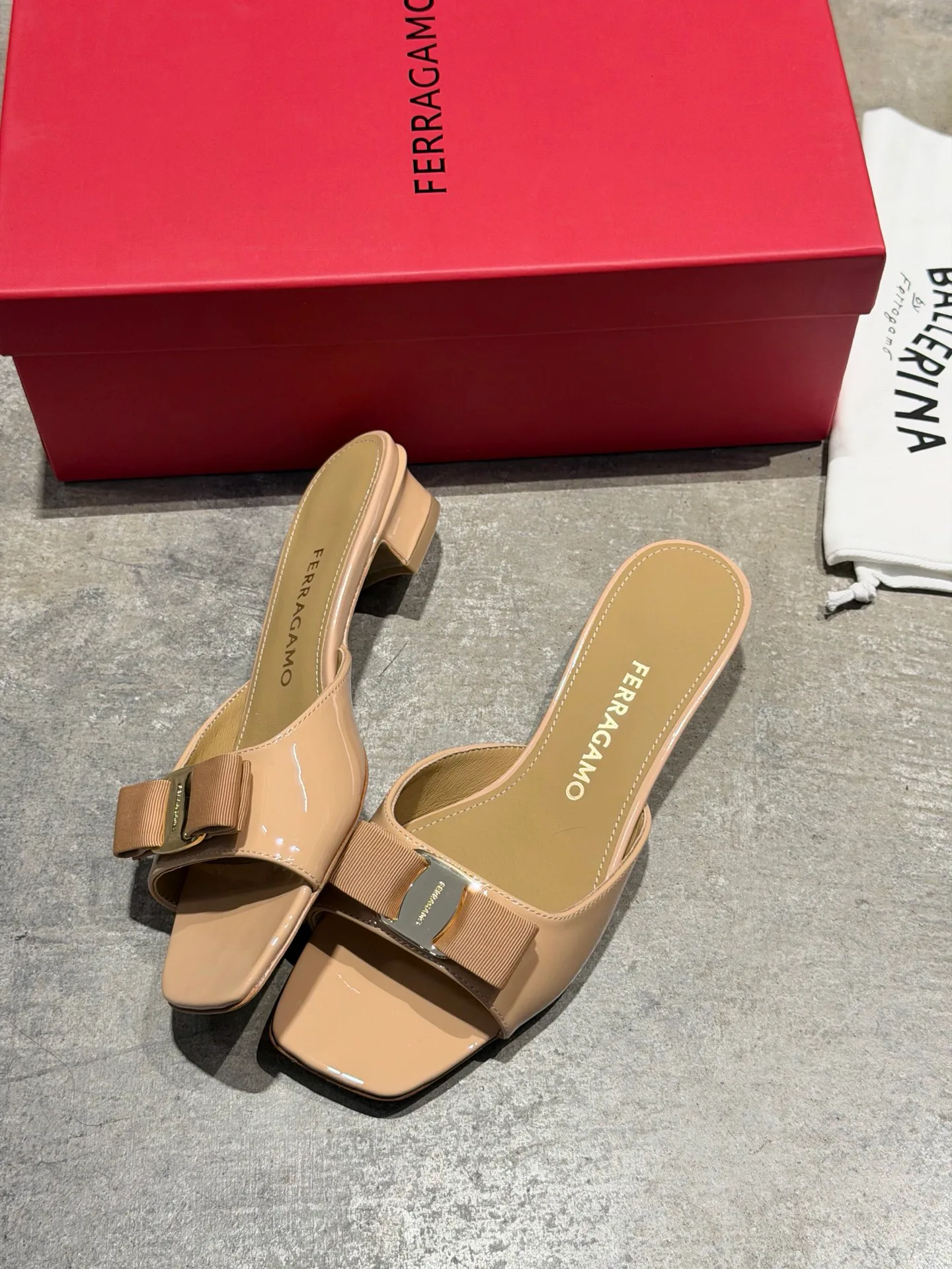 Босоножки Женские Salvatore Ferragamo 17642569