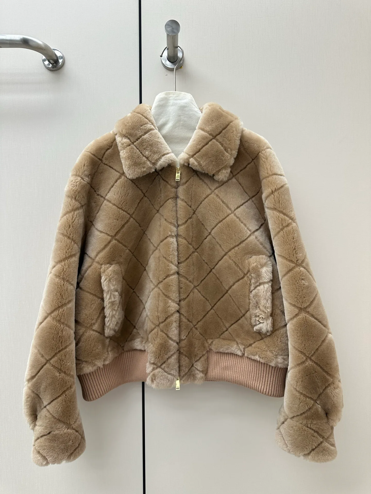 Куртки И Пуховики Женские Chanel 19386744