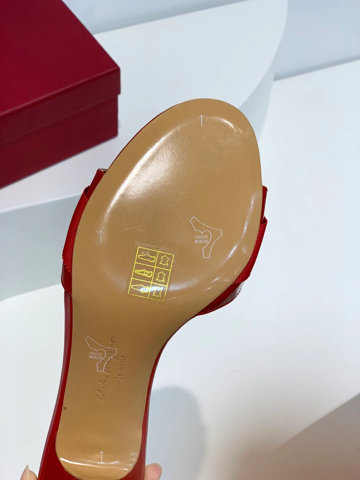 Босоножки Женские Salvatore Ferragamo 17642541