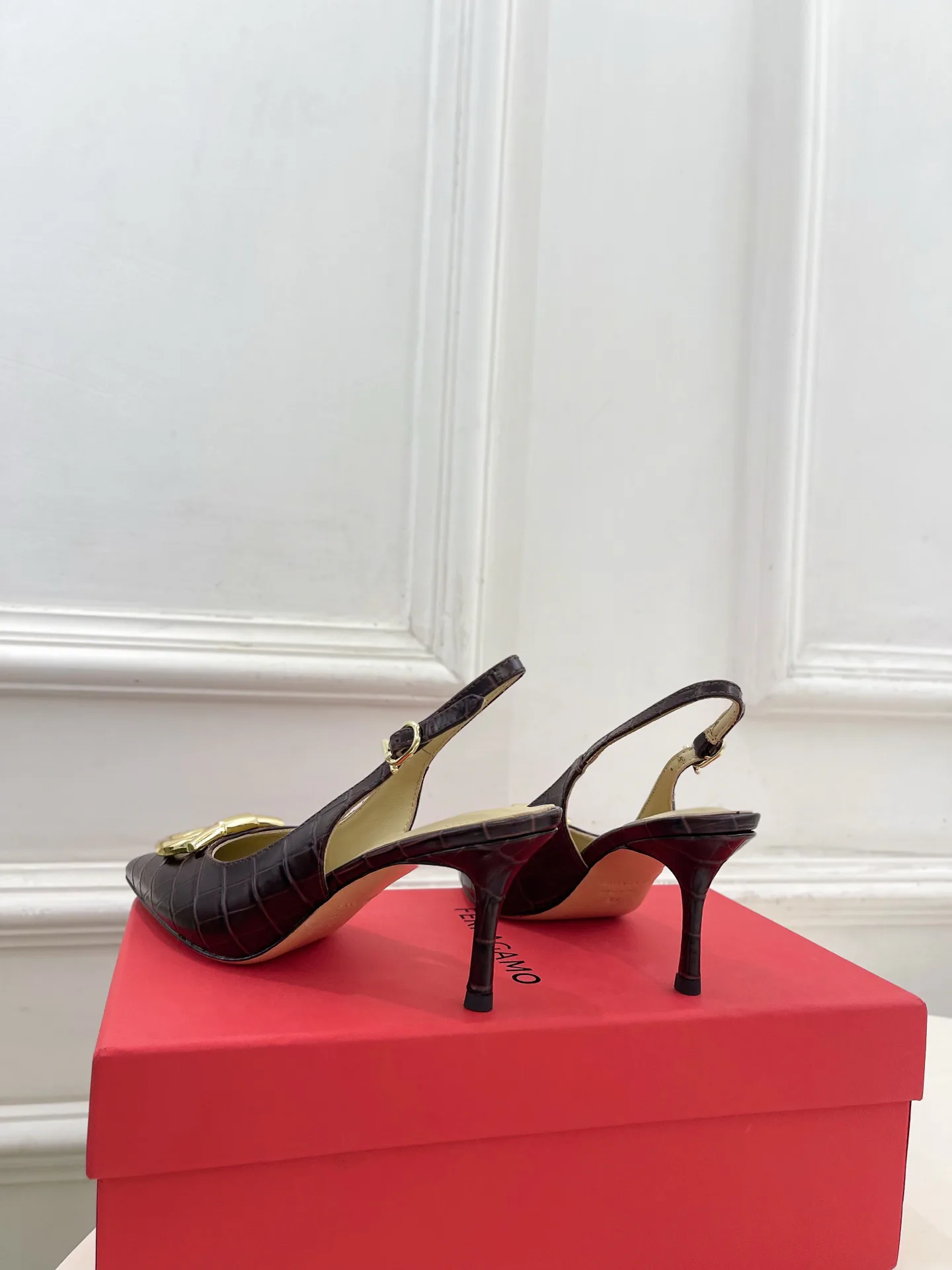 Босоножки Женские Salvatore Ferragamo 11479933