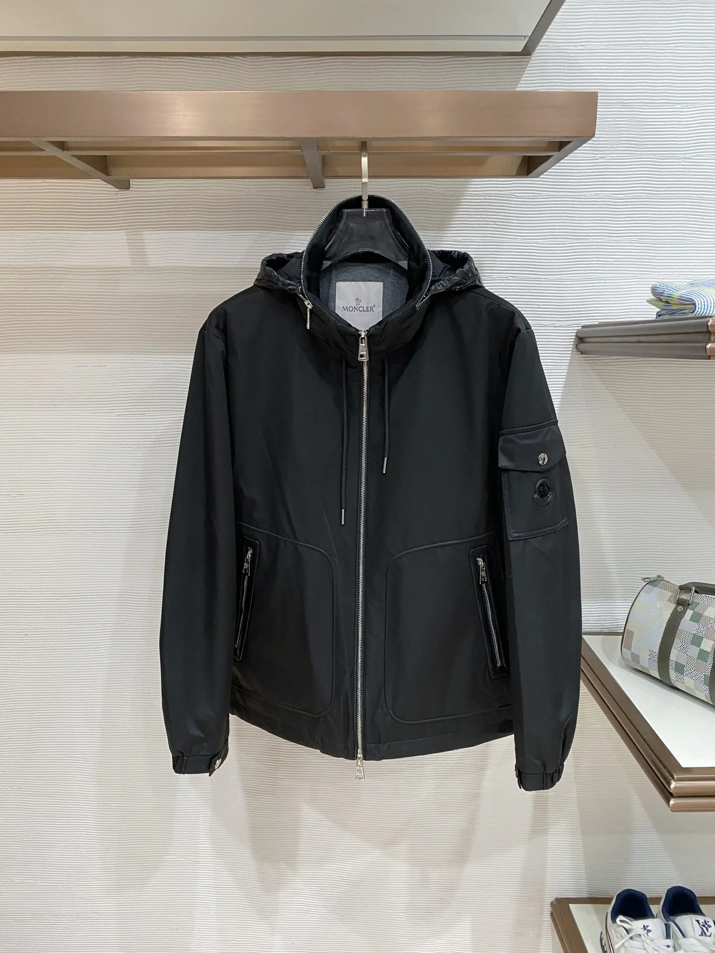 Куртки И Пуховики Мужские Moncler 11392169