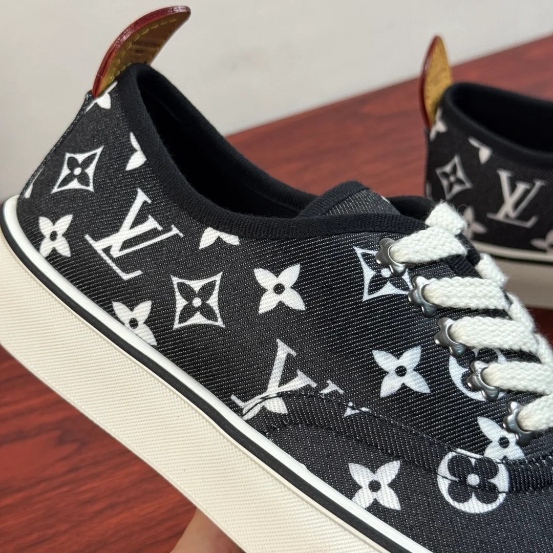 Кроссовки Женские Louis Vuitton 18100540