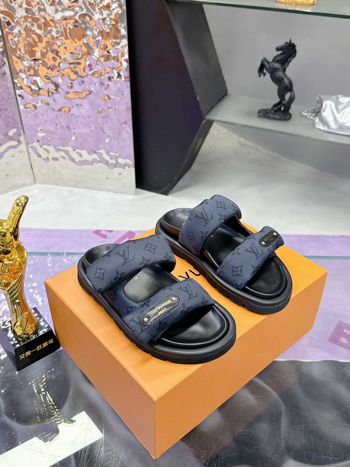 Шлепанцы Женские Louis Vuitton 17530458