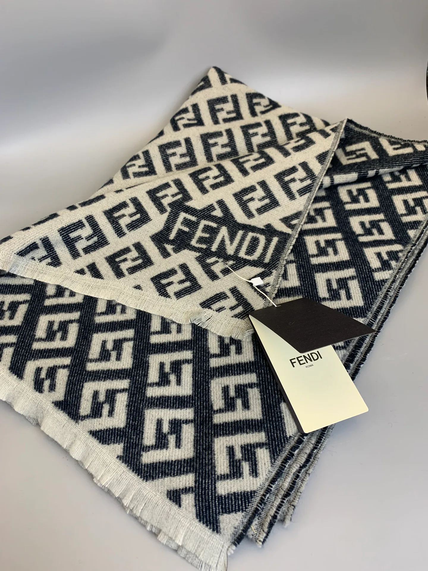 Шарфы Fendi 3817