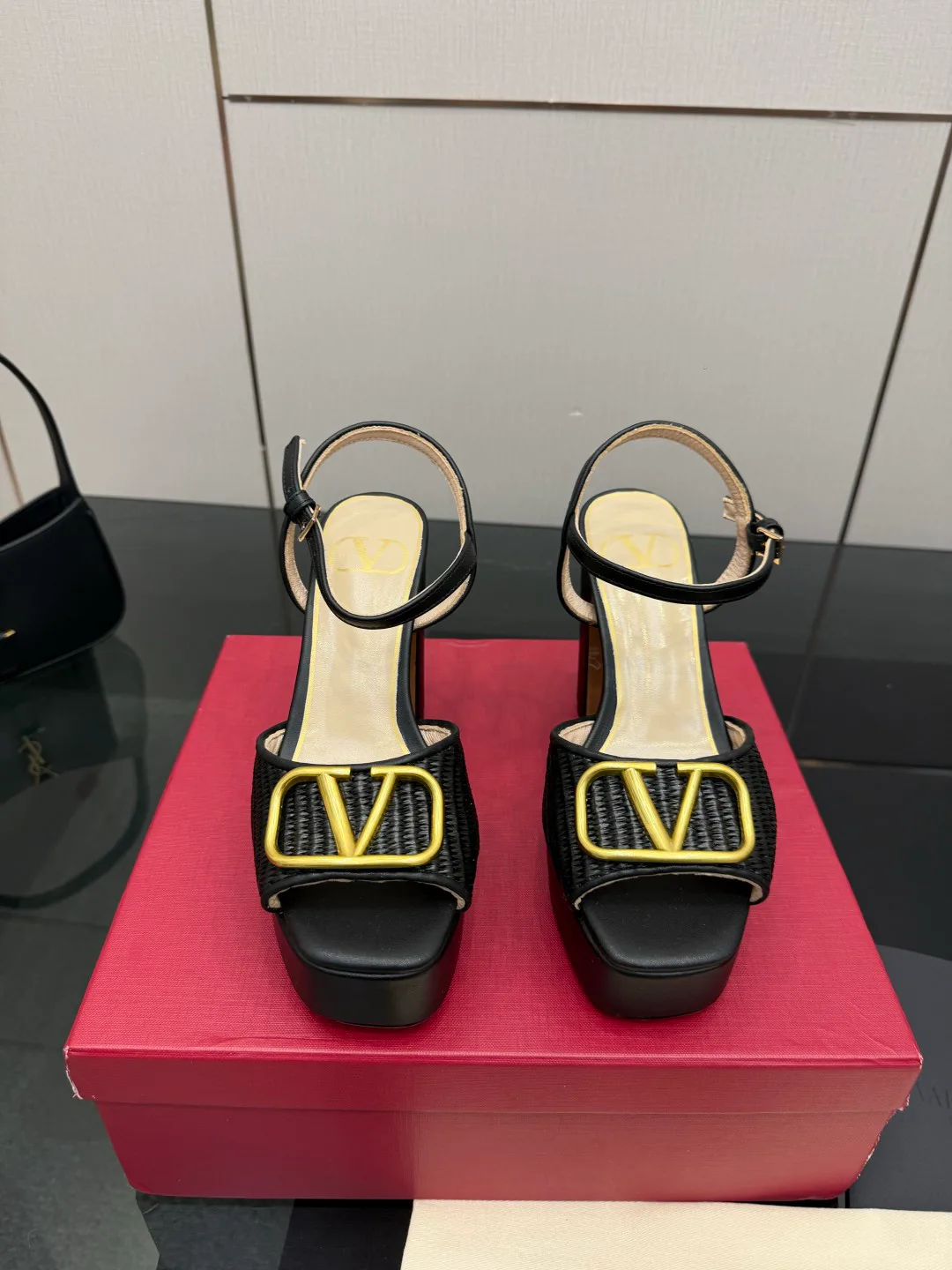 Босоножки Женские Valentino 13241319