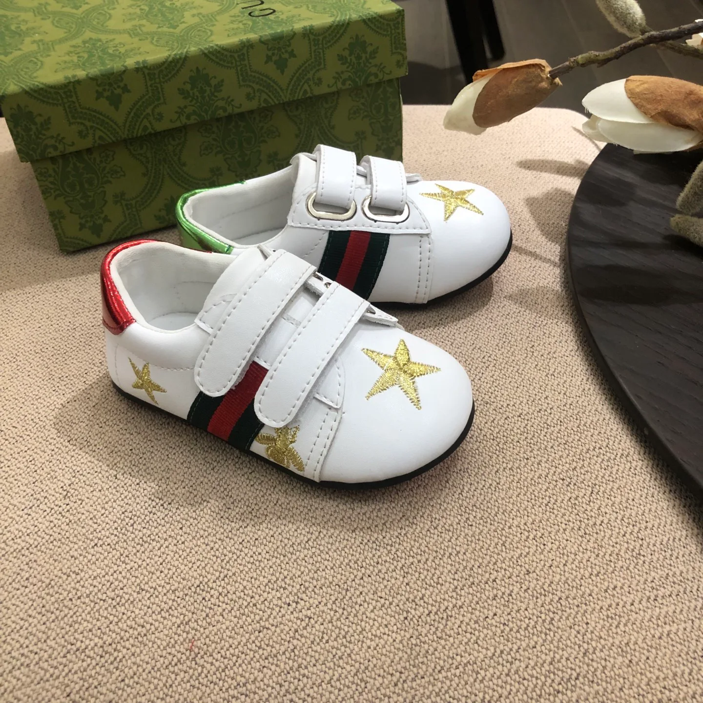 Кроссовки Женские Gucci 18696782