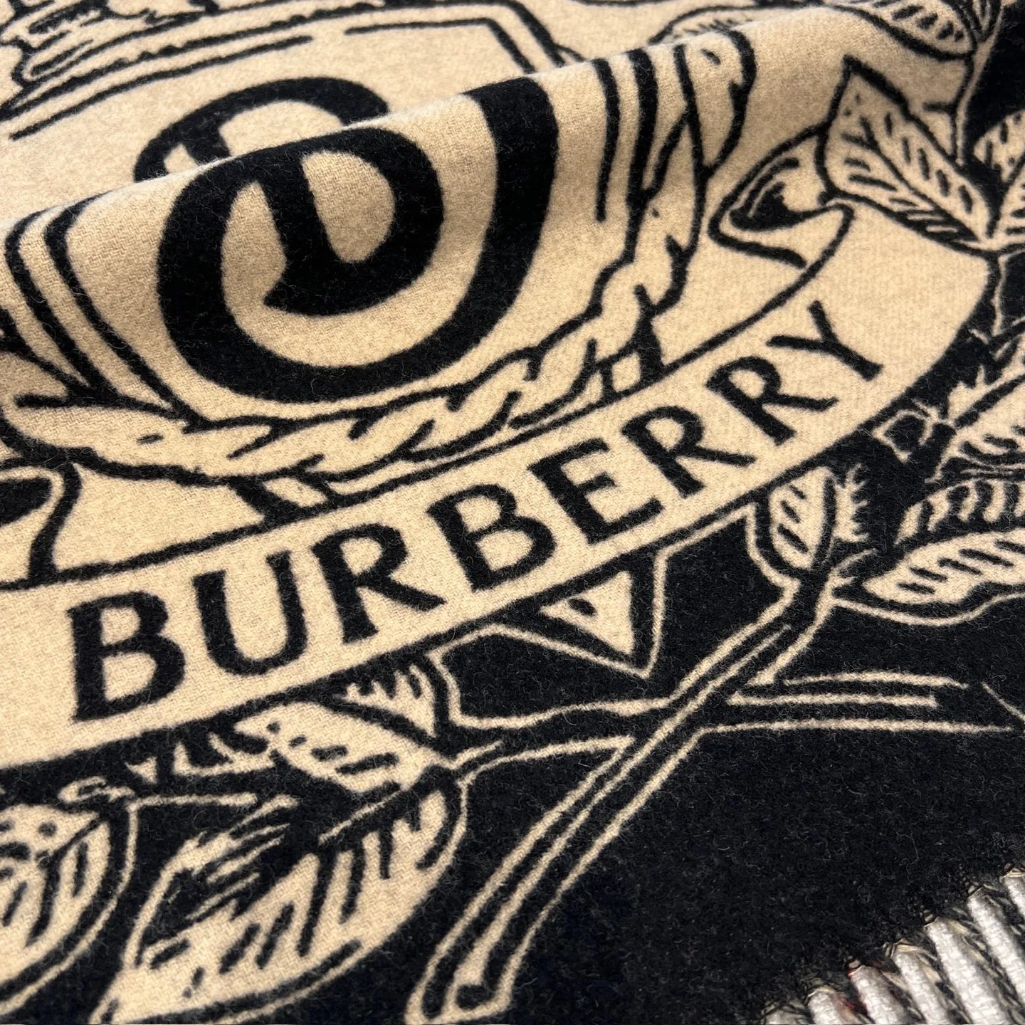Шарфы Burberry 17945487