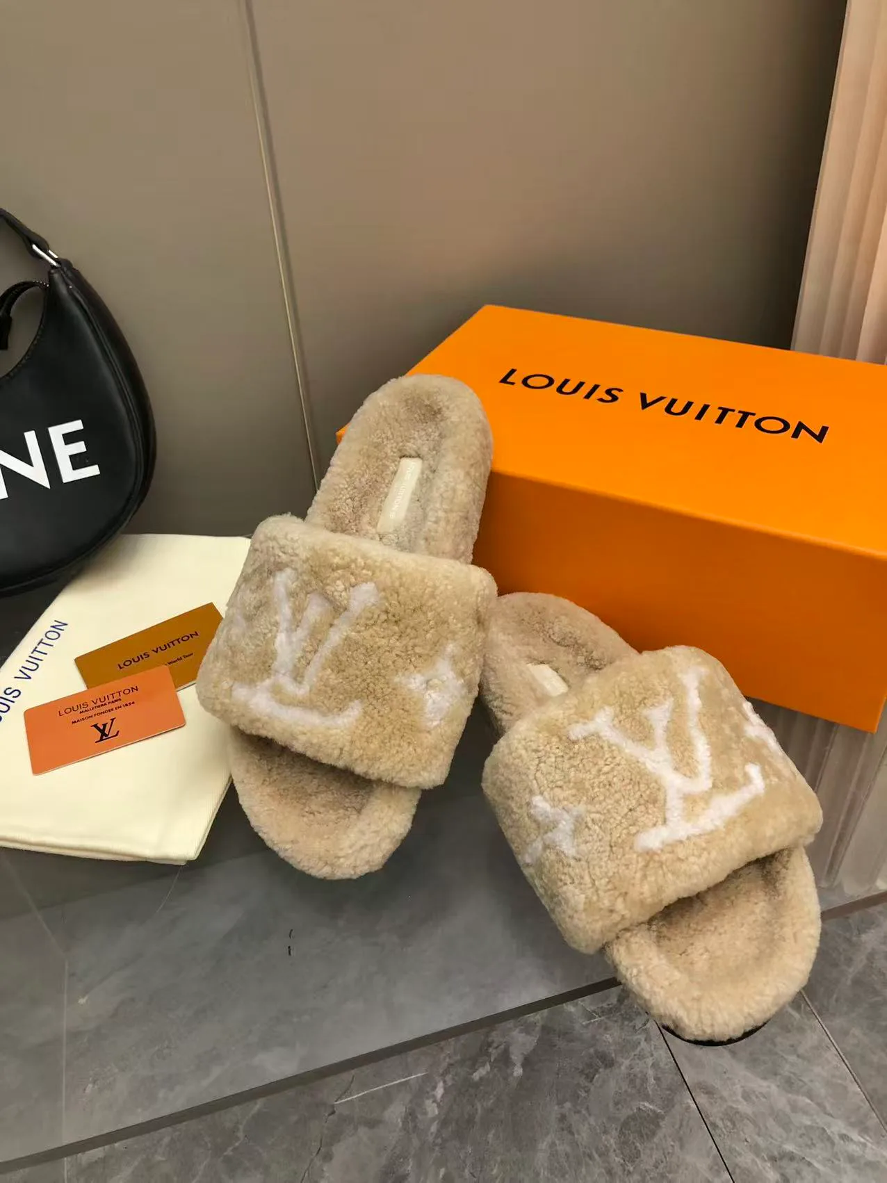 Тапочки Женские Louis Vuitton 18034643
