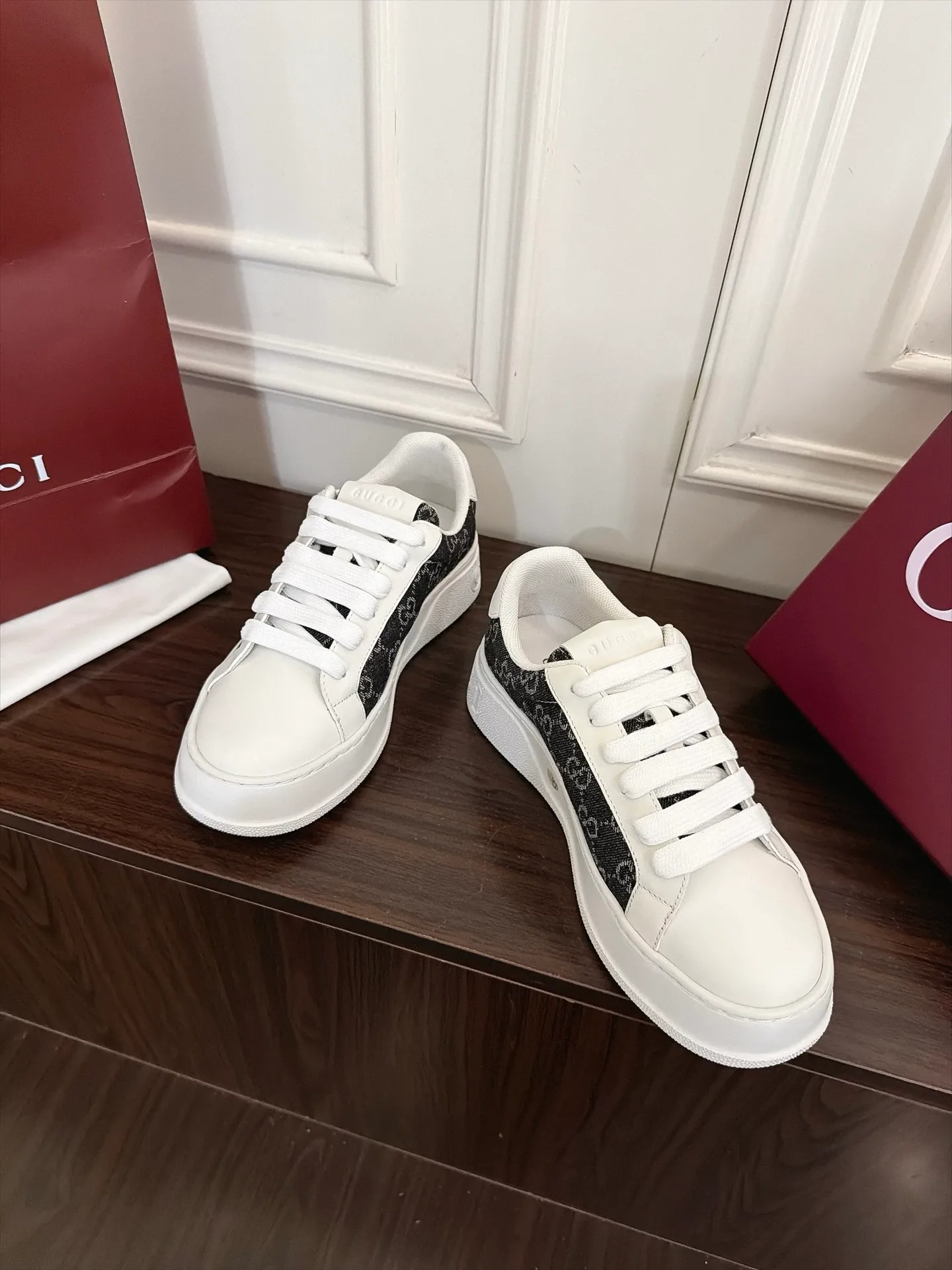 Кроссовки Женские Gucci 18889321
