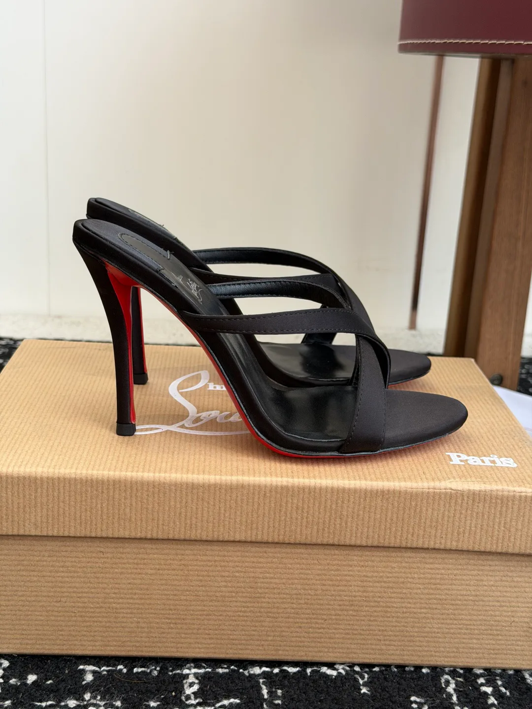 Босоножки Женские Christian Louboutin 17936544