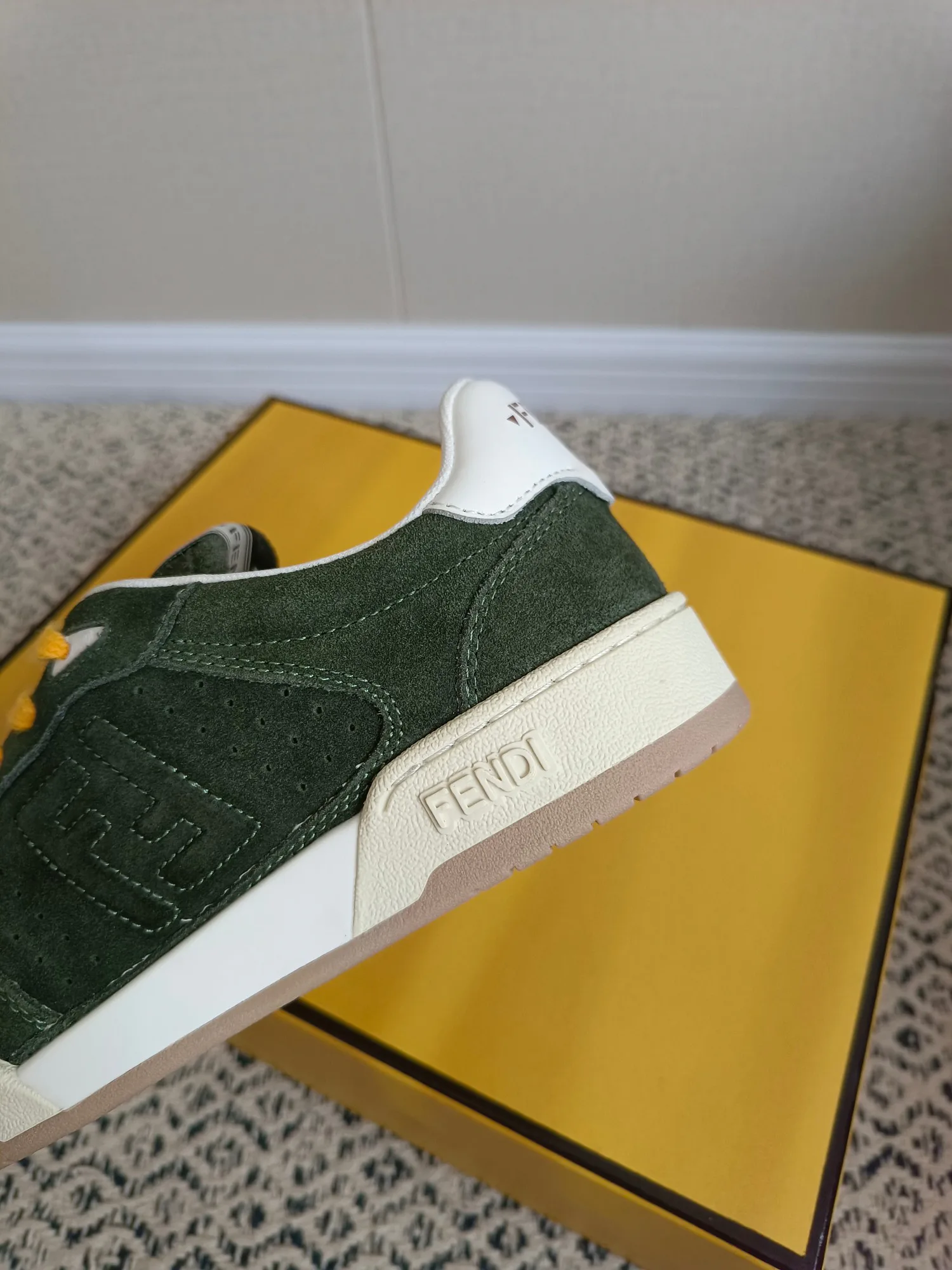 Кроссовки Женские Fendi 18425928