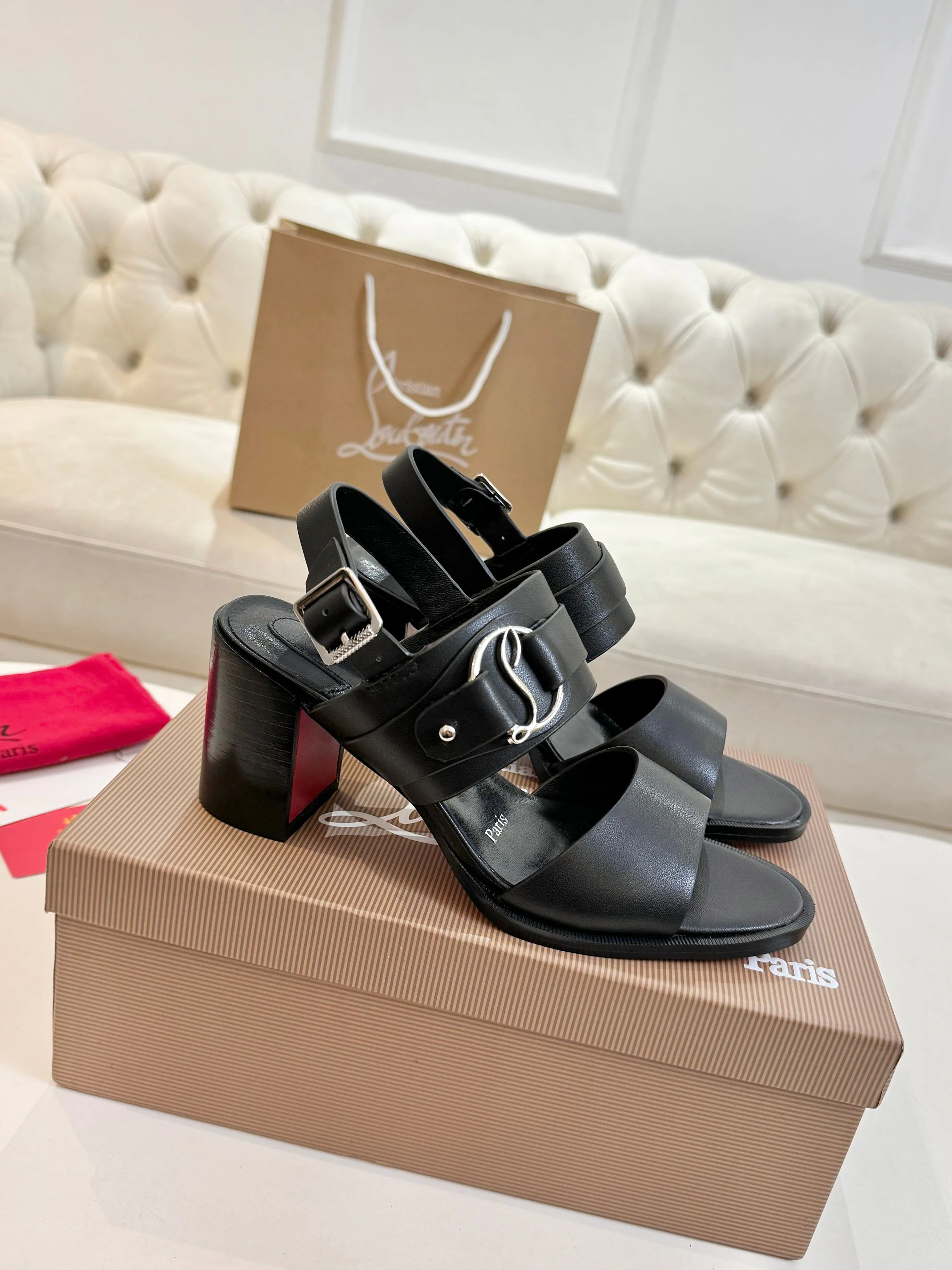Босоножки Женские Christian Louboutin 17038135