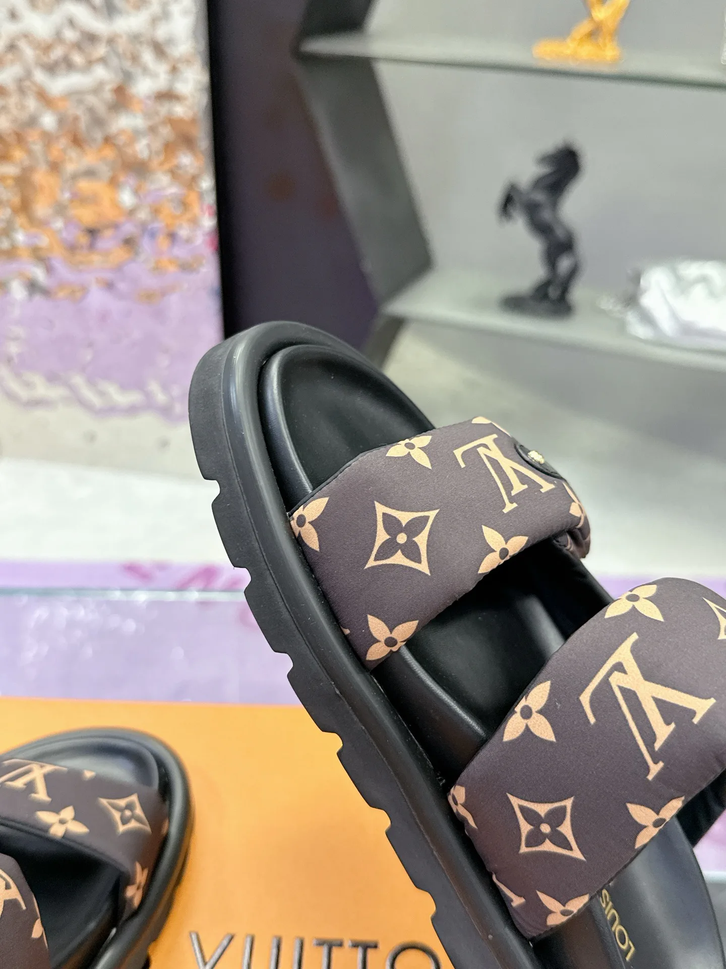 Шлепанцы Женские Louis Vuitton 17530456