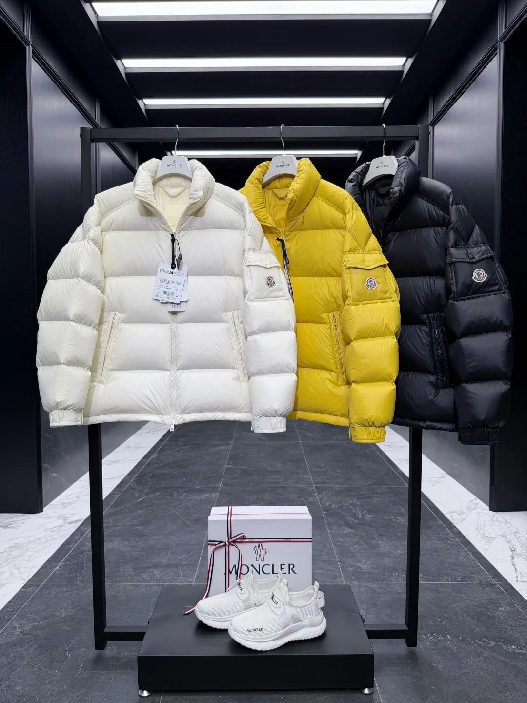 Куртки И Пуховики Мужские Moncler 1749824