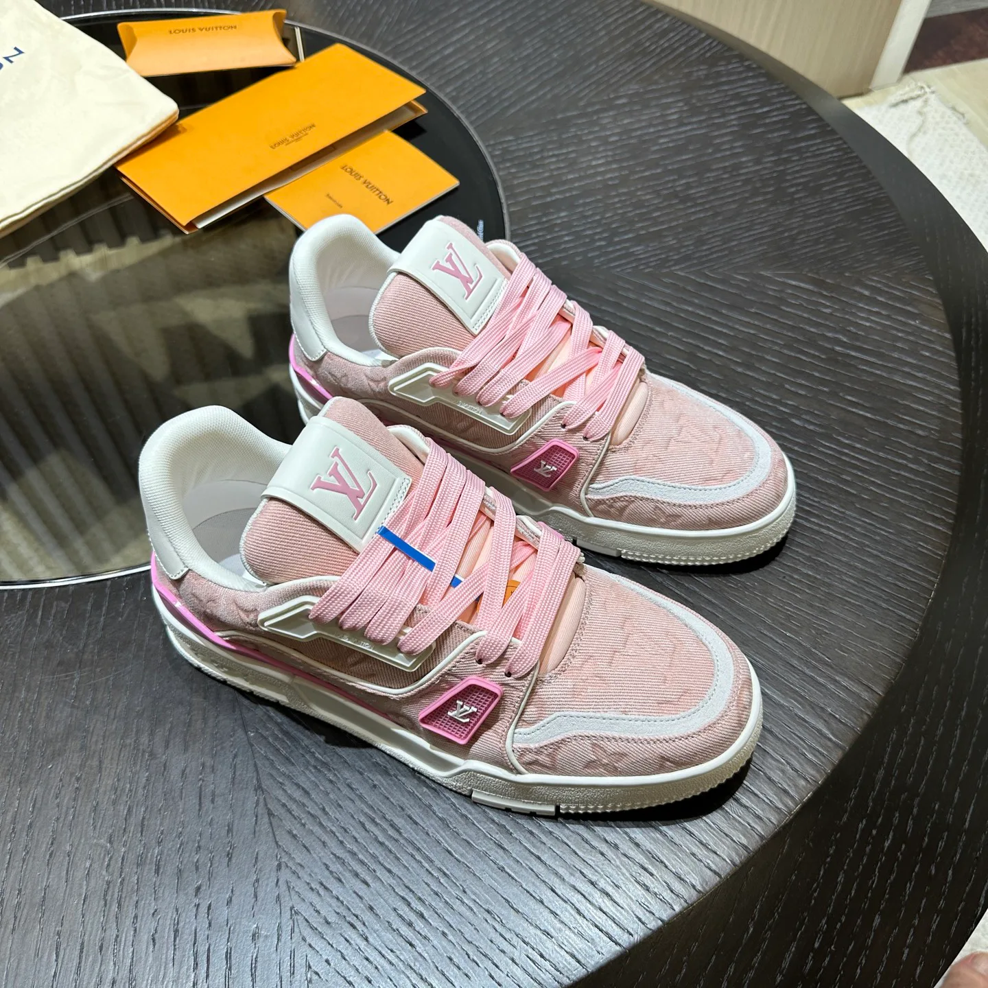 Кроссовки Женские Louis Vuitton 18192509