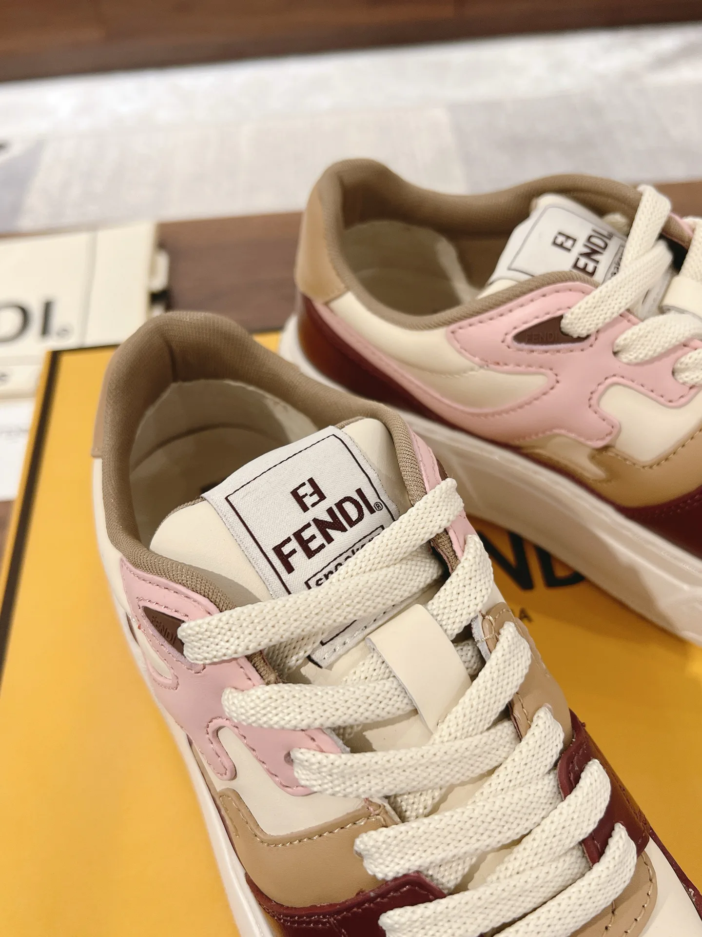 Кроссовки Женские Fendi 18219633