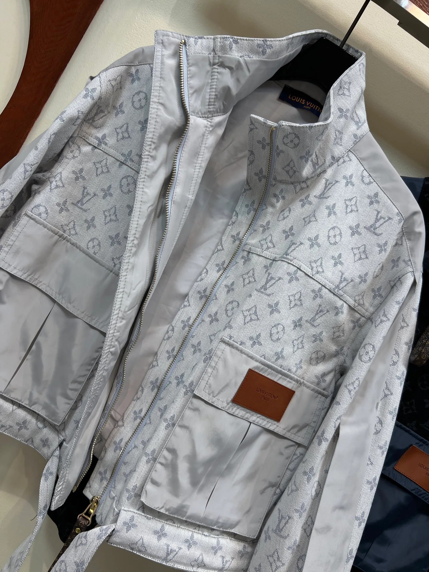 Куртки И Пуховики Женские Louis Vuitton 18408135