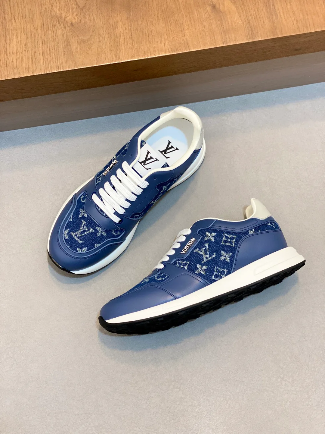 Кроссовки Мужские Louis Vuitton 18274588
