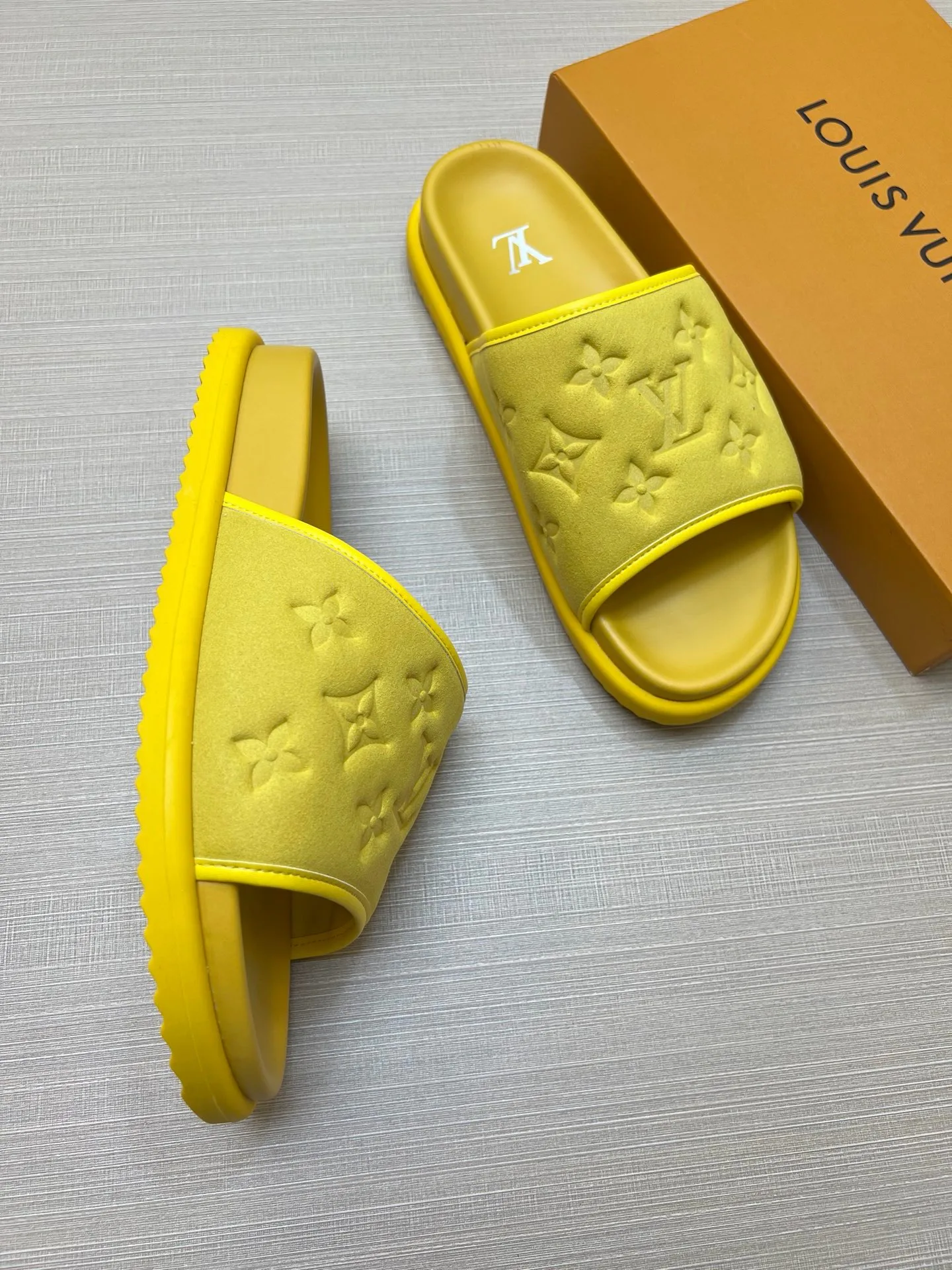 Шлепанцы Женские Louis Vuitton 18011810