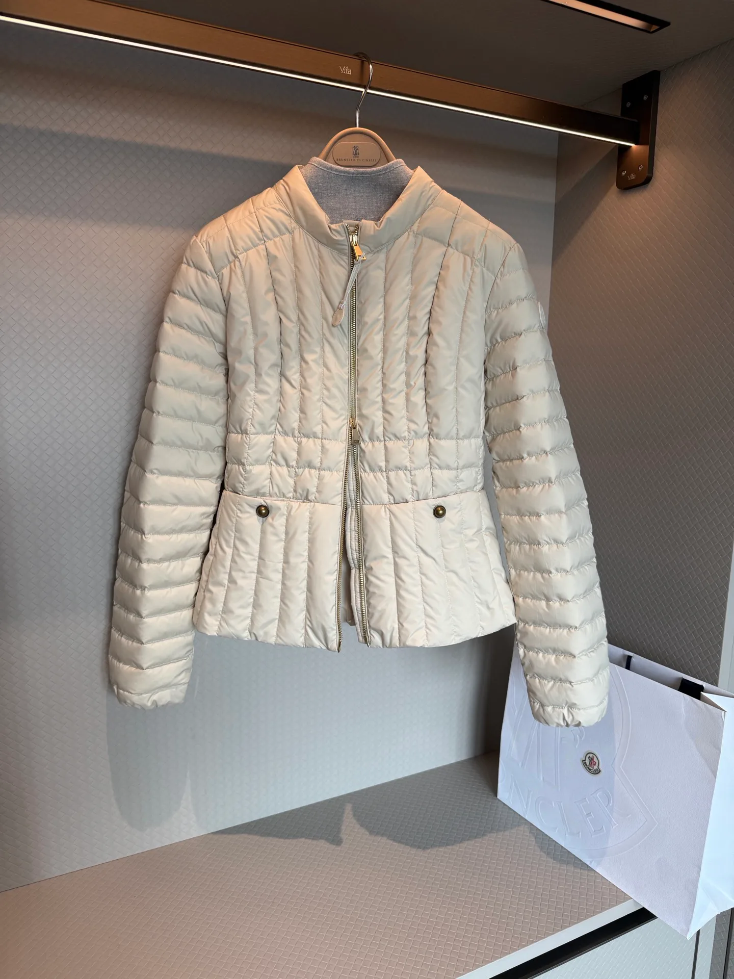 Куртки И Пуховики Женские Moncler 18692531