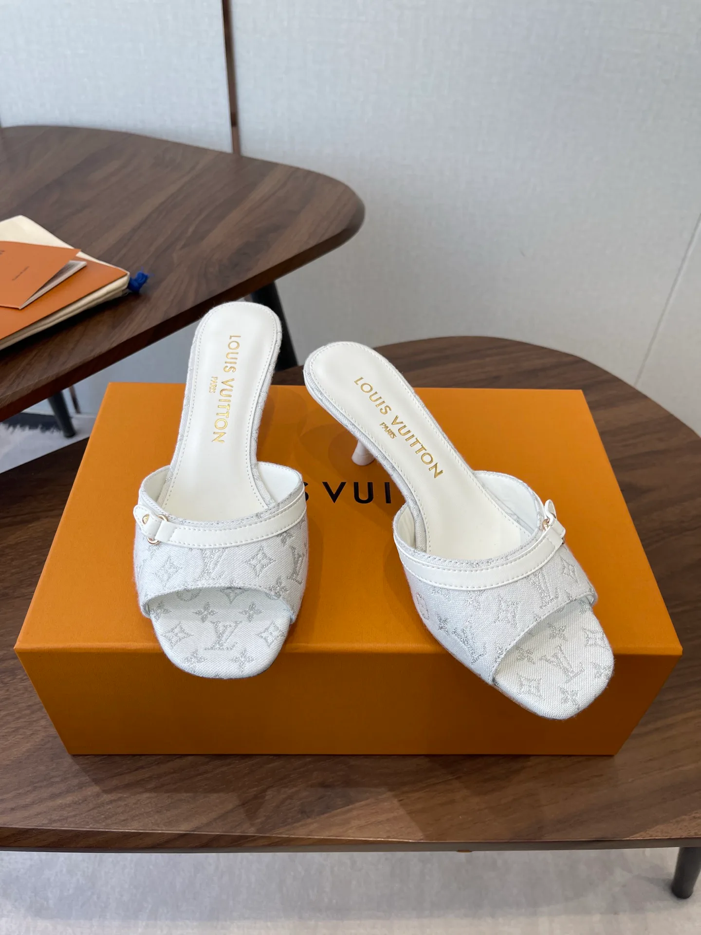 Босоножки Женские Louis Vuitton 12880765