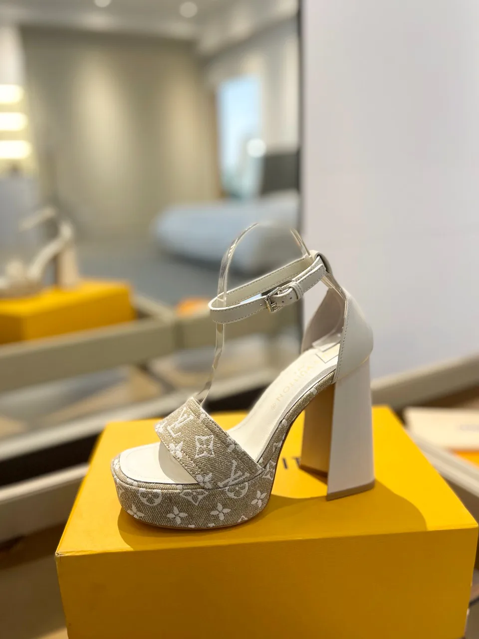 Босоножки Женские Louis Vuitton 10910218