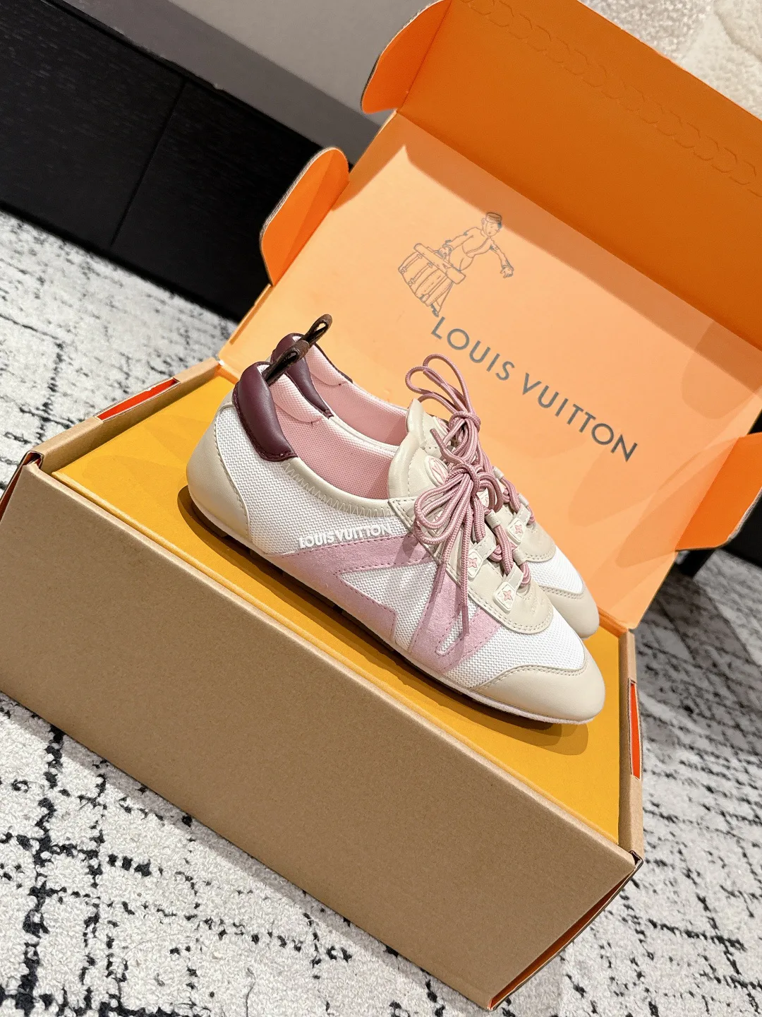Кроссовки Женские Louis Vuitton 18409709