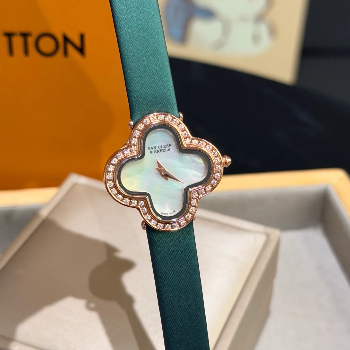 Часы Женские Van Cleef & Arpels 18362058