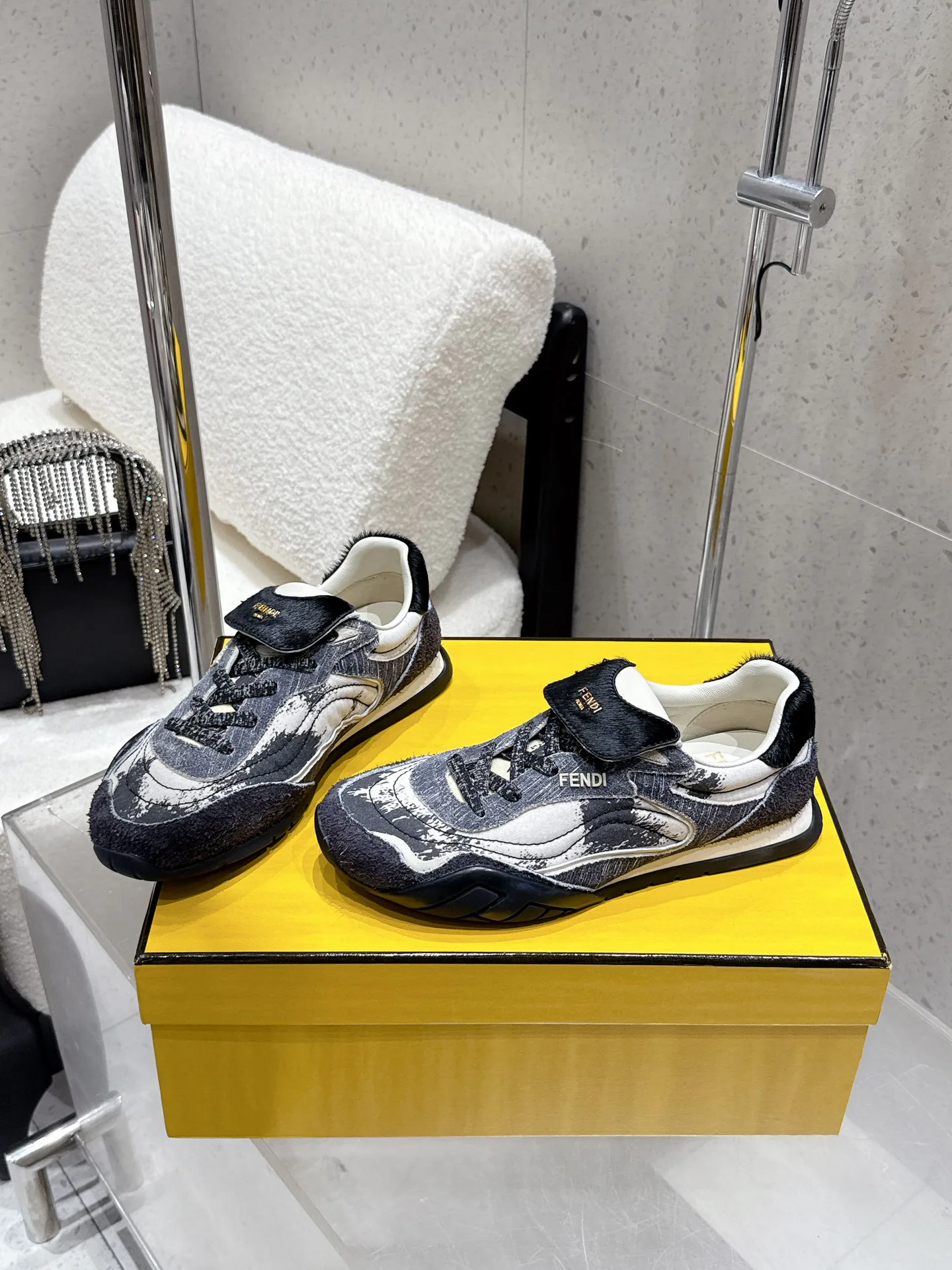 Кроссовки Женские Fendi 13078810