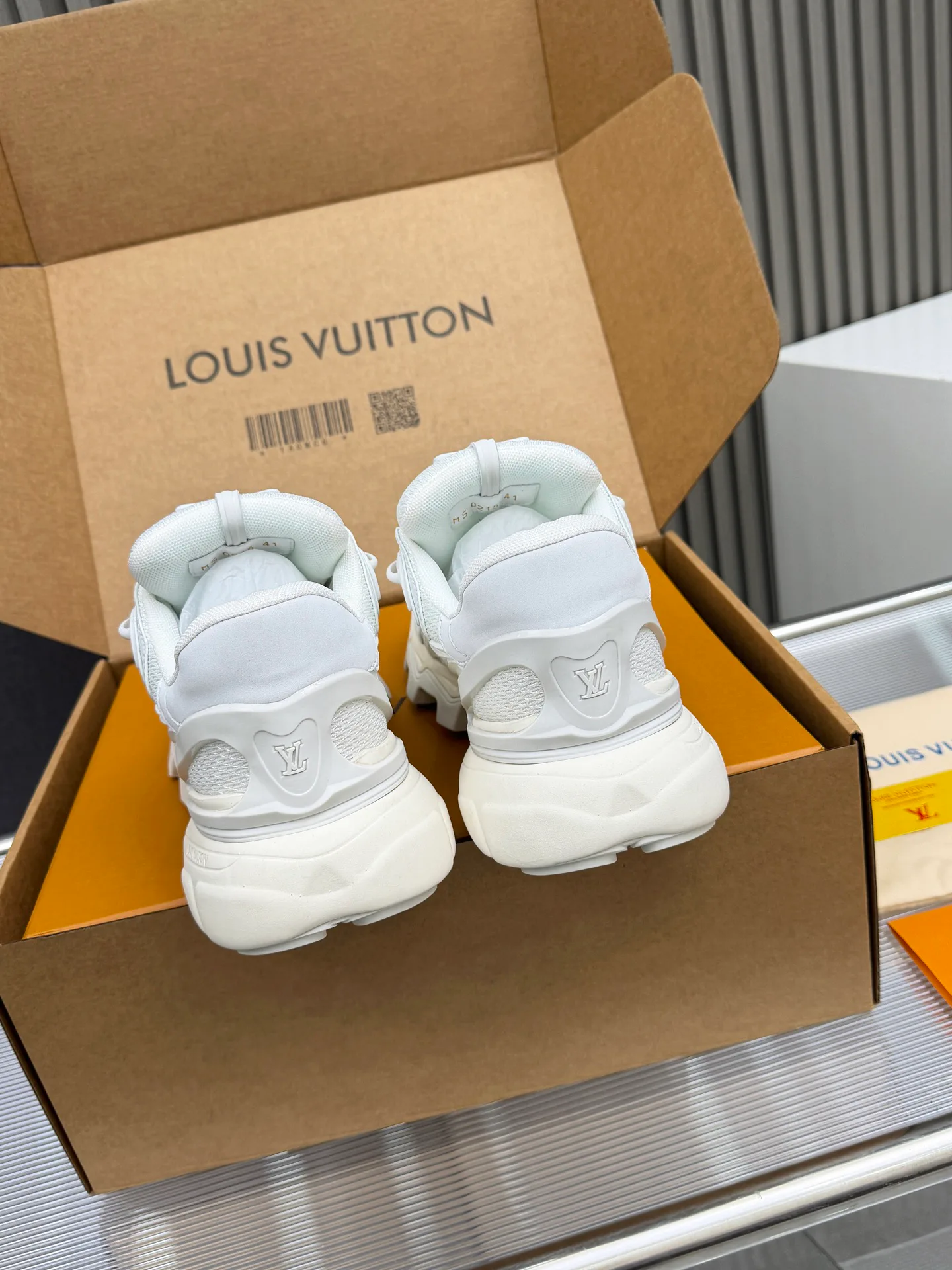 Кроссовки Женские Louis Vuitton 11679414