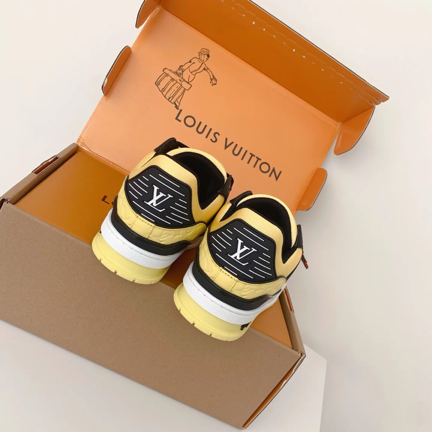 Кроссовки Женские Louis Vuitton 18258384
