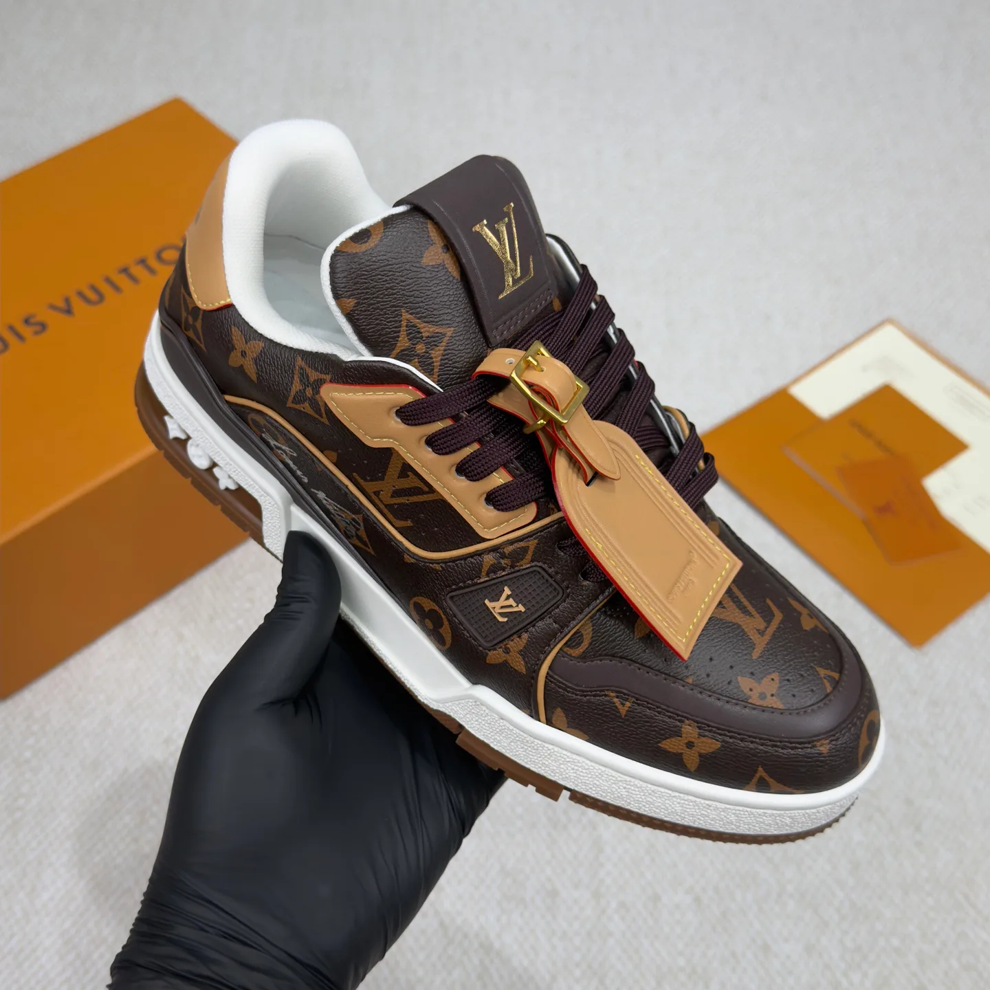 Кроссовки Женские Louis Vuitton 18265150