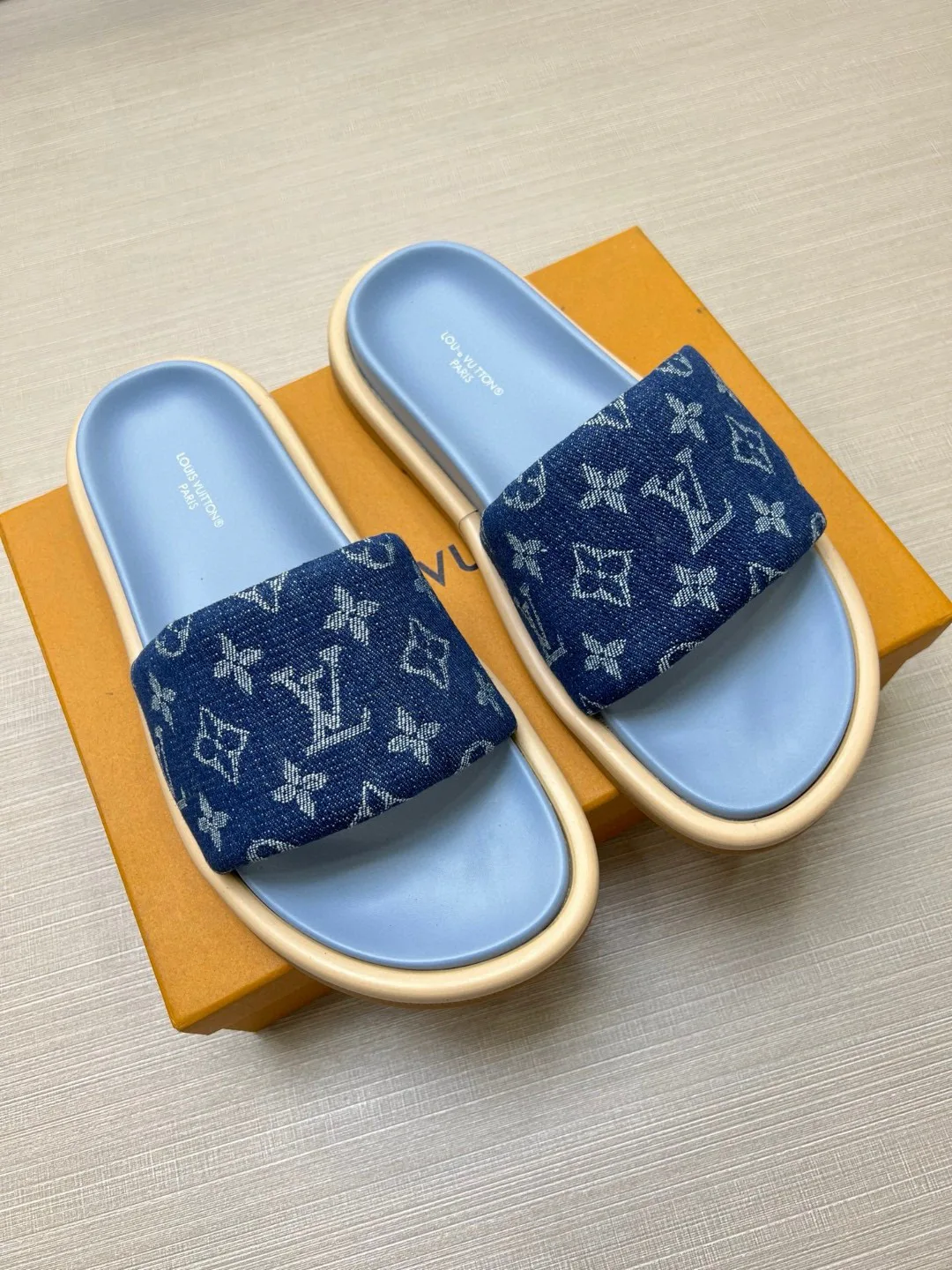 Шлепанцы Женские Louis Vuitton 9801507