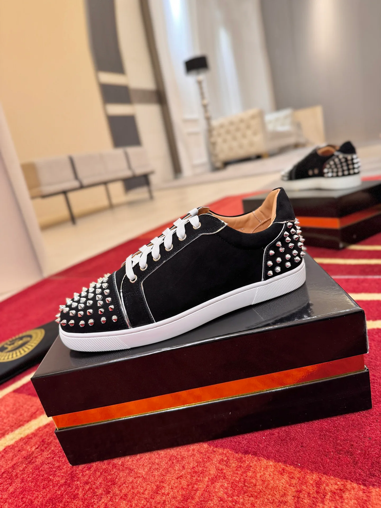 Кроссовки Женские Christian Louboutin 19636672