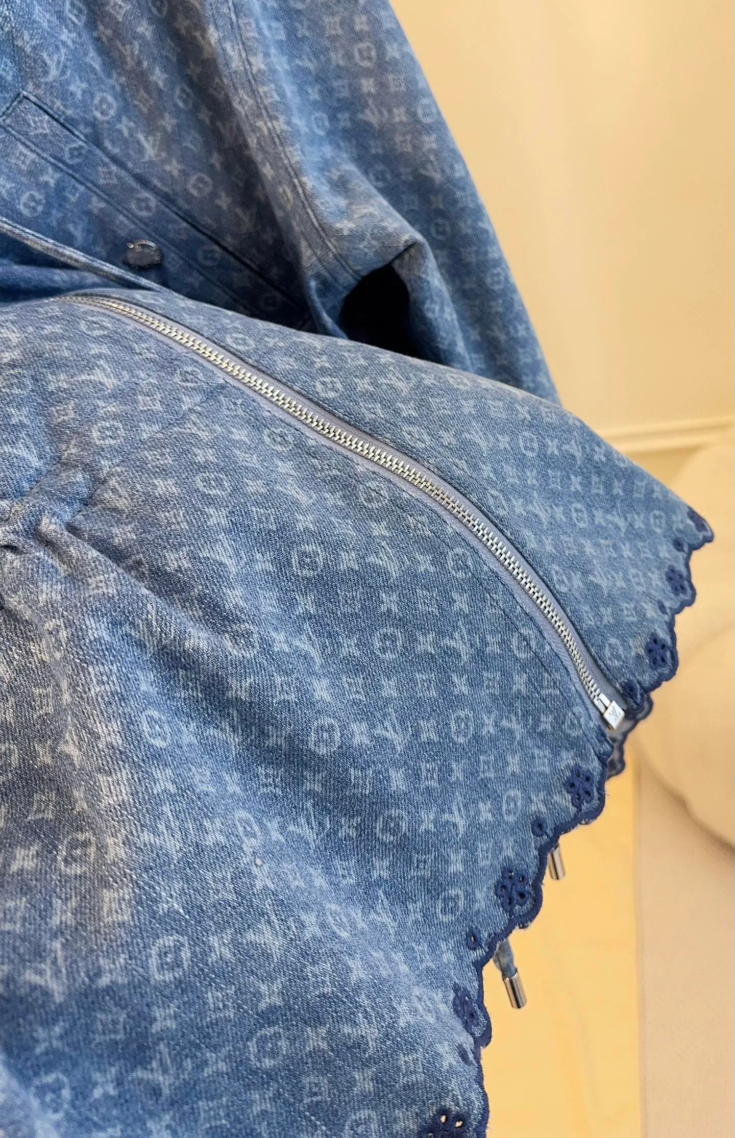 Куртки И Пуховики Женские Louis Vuitton 18405498