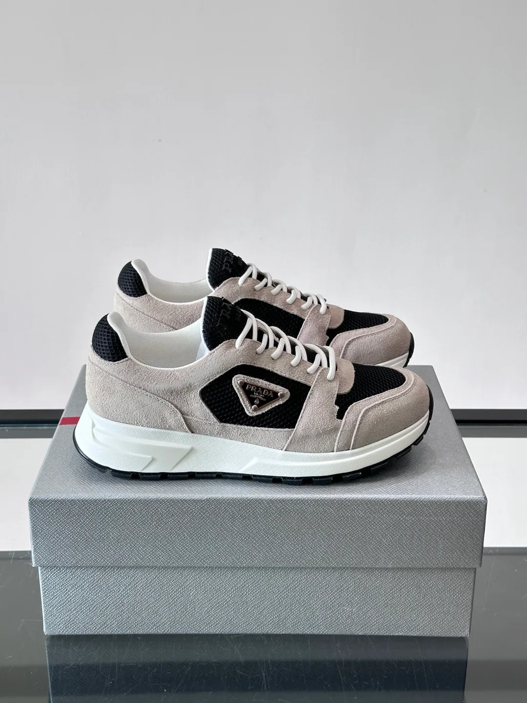 Кроссовки Женские Prada 18102647