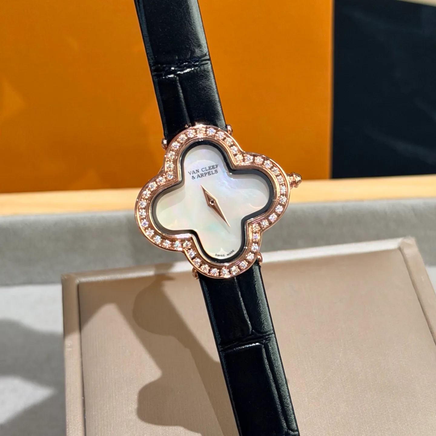 Часы Женские Van Cleef & Arpels 18362059