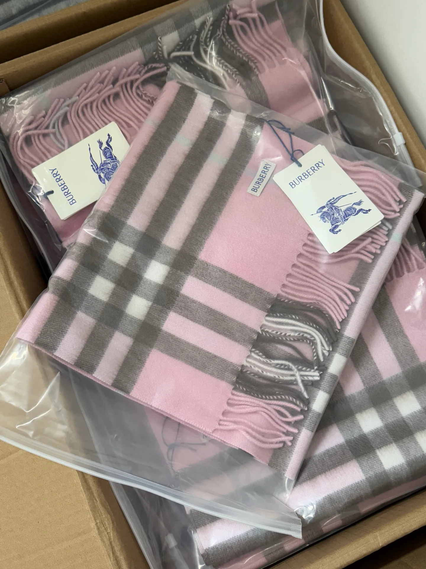 Шарфы Burberry 18675603