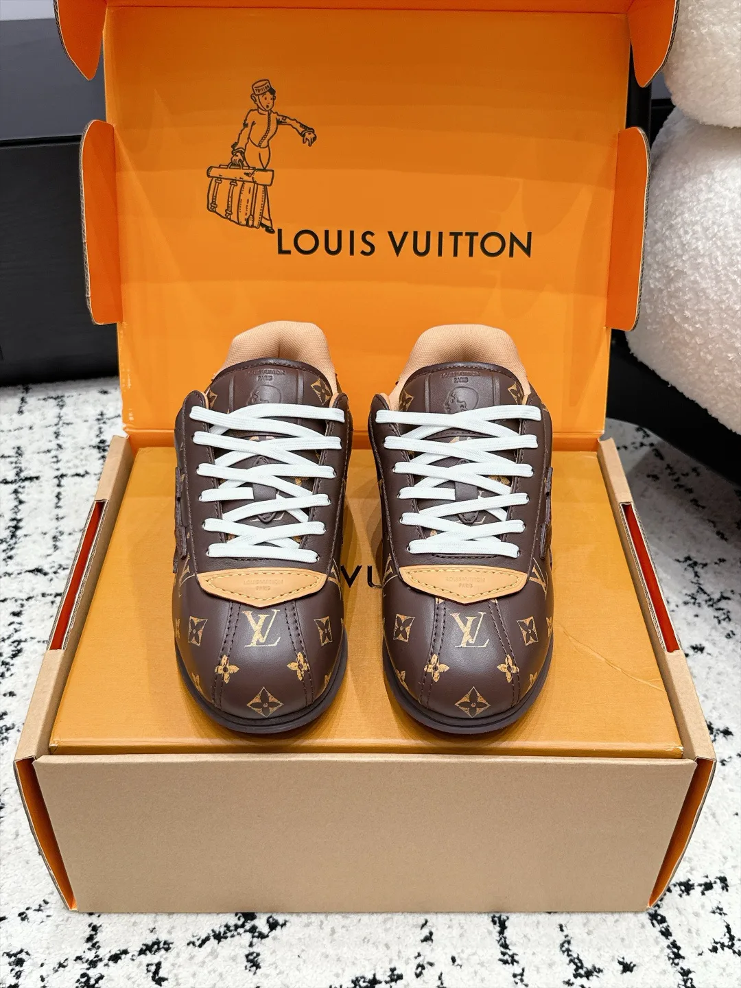 Кроссовки Женские Louis Vuitton 18406470