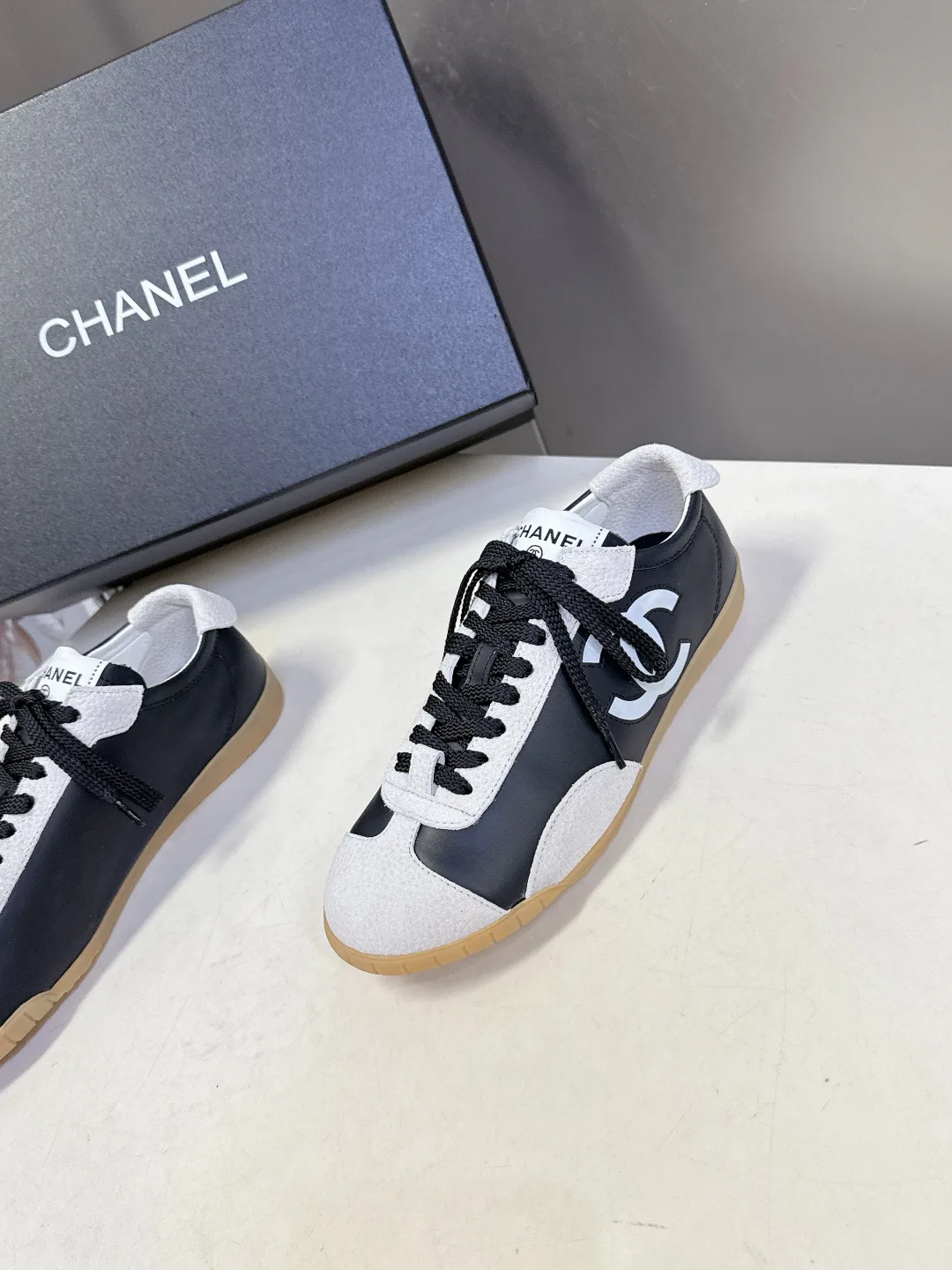 Кроссовки Женские Chanel 18703402