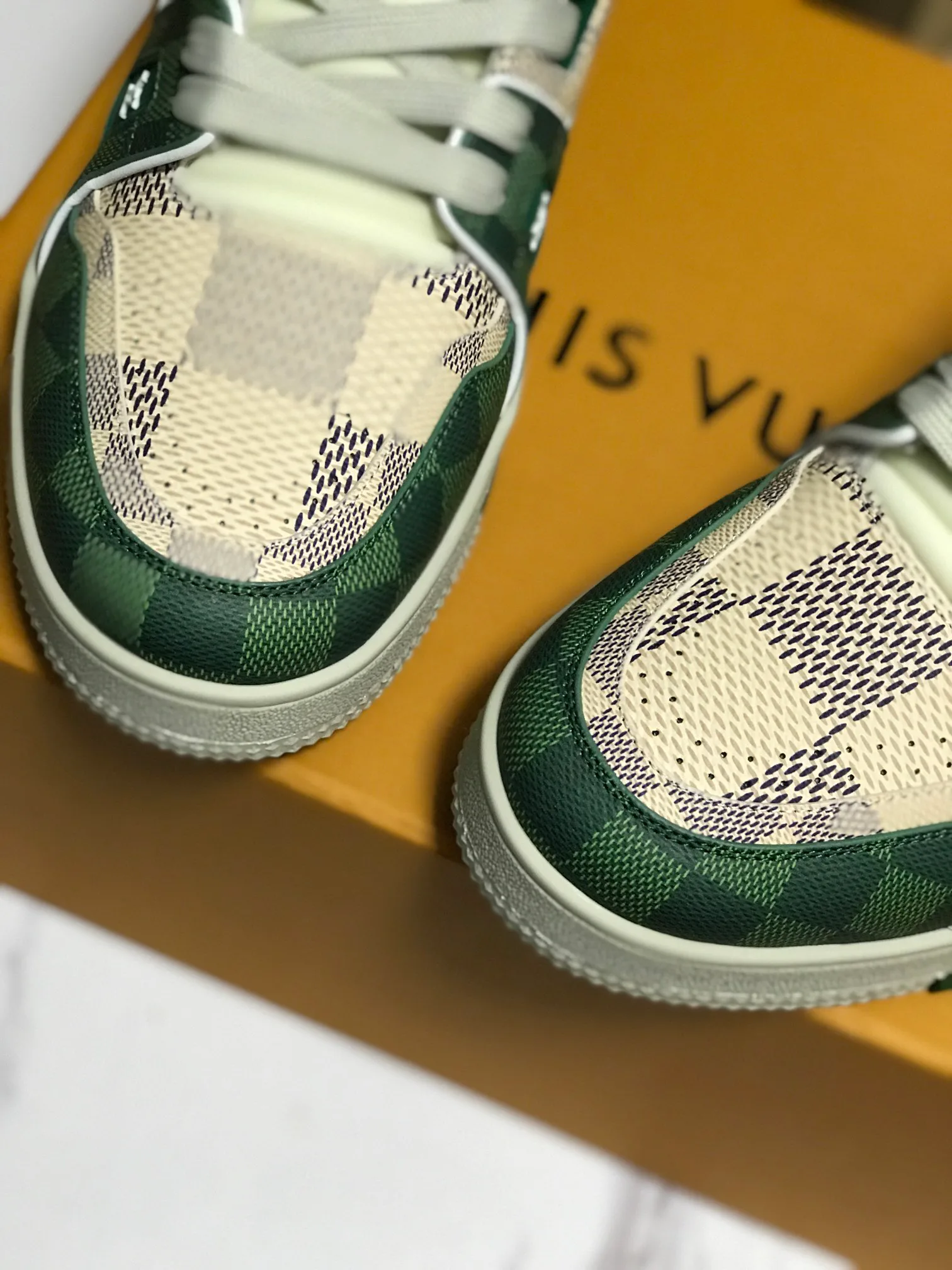 Кроссовки Женские Louis Vuitton 11707370