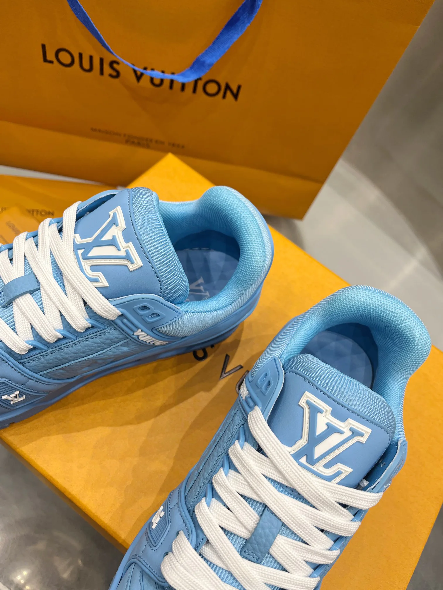 Кроссовки Женские Louis Vuitton 19073378