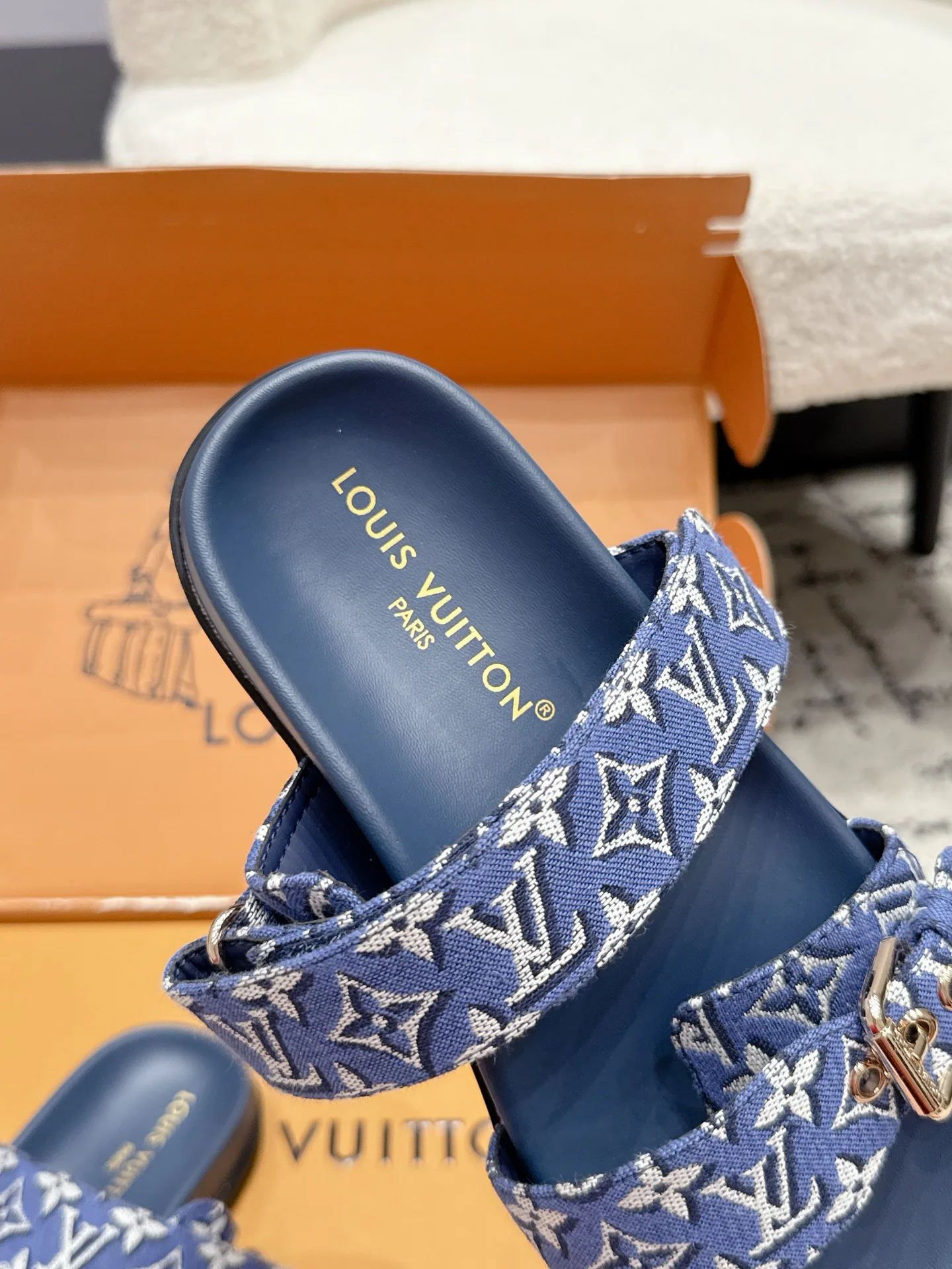 Шлепанцы Женские Louis Vuitton 17522808