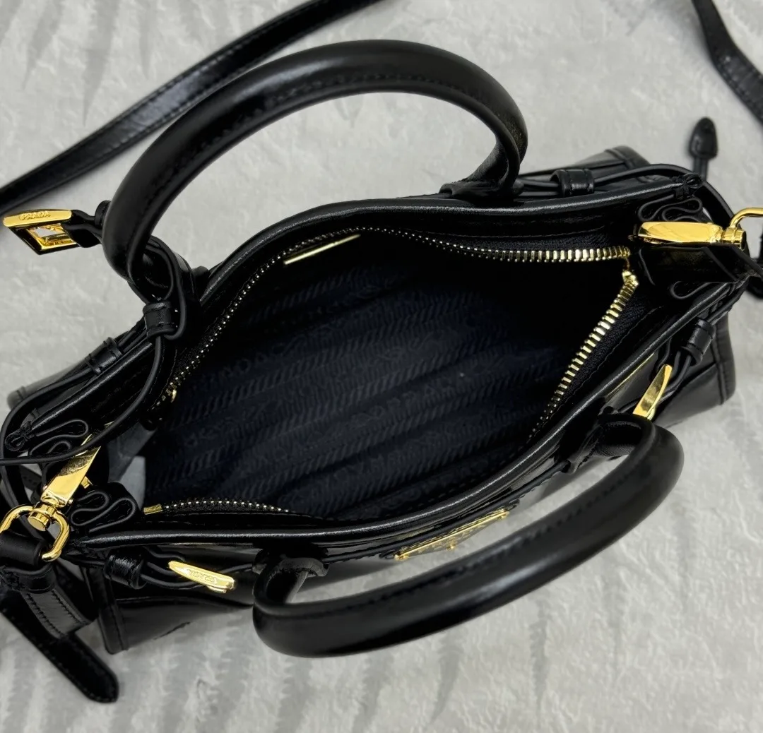 Классические Сумки Женские Prada 11682146