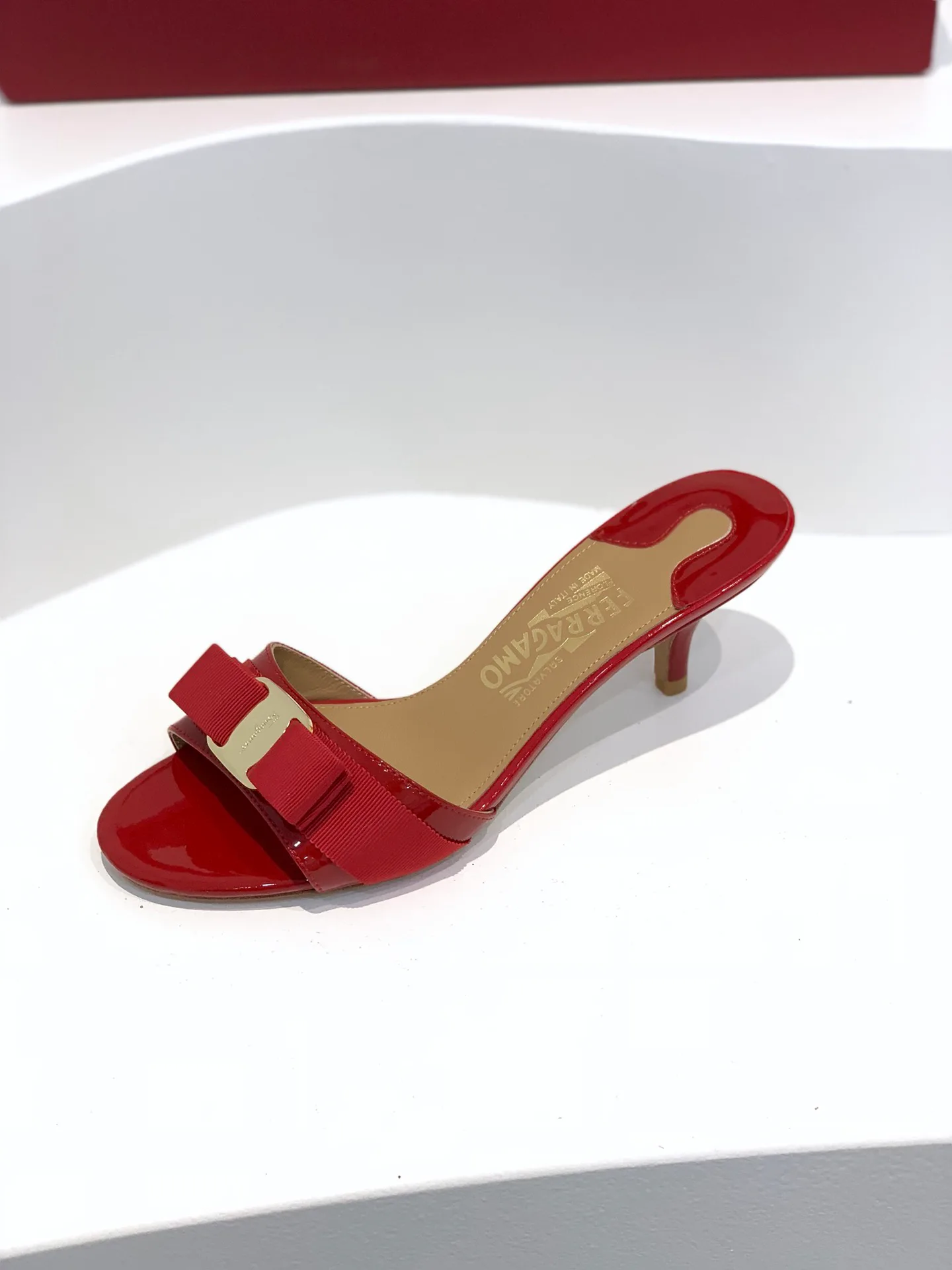 Босоножки Женские Salvatore Ferragamo 17642541